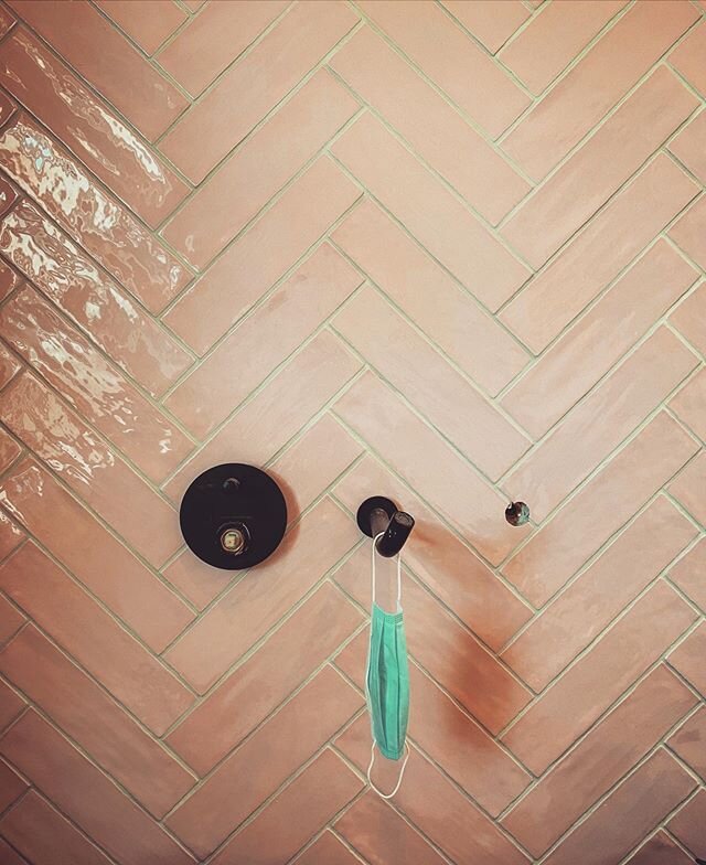 Done for the day @anneliesesetchell...
.
.
.
.
.
.
.

#interiordesign #interiorarchitecture #herringbonetiles #pinktiles #bathroomtiles #londoninteriors #interiors2you #interiordecorating #interiors123 #interiorsofinstagram #home #homedeco #buildings
