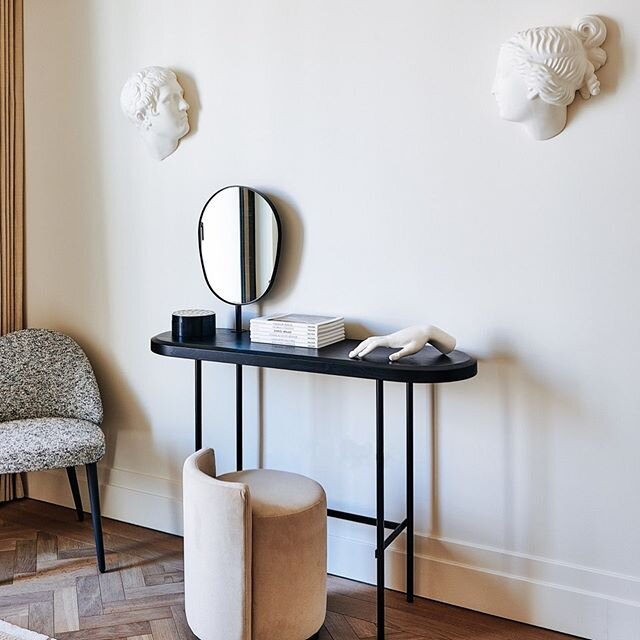 @selettiworld @selettistorelondon is one of my favourite brands. We used the MUSEUM collection to accessories the dressing table and wall. I love that it looks modern and a bit traditional.
.
.
.
.
.
.
. .
#interiordesign #interior #interiordesigners