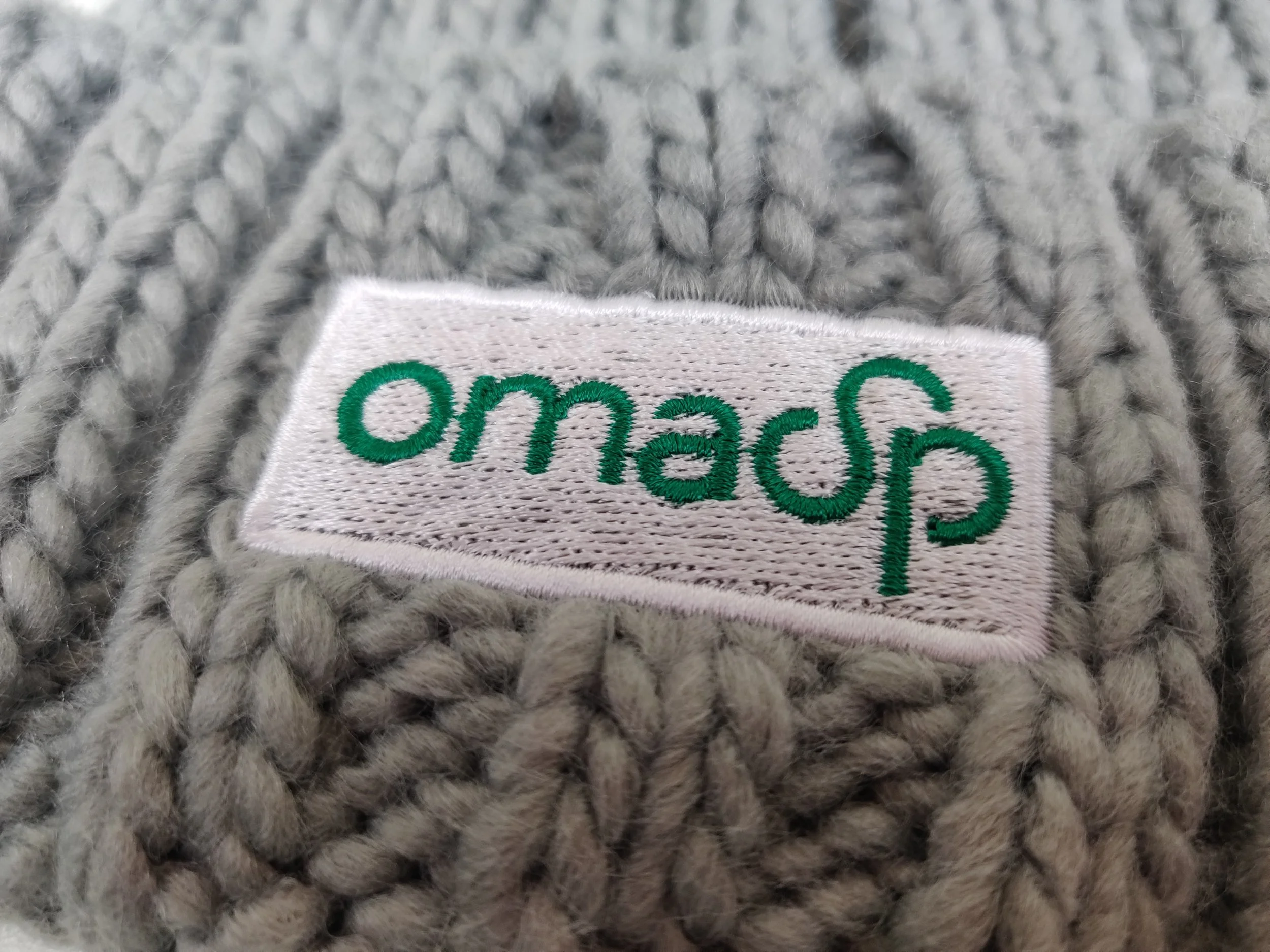Brodeerausta voidaan toteuttaa lähes kaikille materiaaleille ja valmiille tuotteille, kunhan tuote on pingotettavissa. Brodeeraamalla voidaan yksilöidä tuotteet ainutlaatuisiksi, erilaisten logojen, nimikointien ja kuvien avulla. Brodeeraus hyvin tehtynä on tyylikäs, arvokkaan näköinen ja kestävä tapa yksilöidä tuotteita. Tikkien suunnalla saadaan tehostettua logon muotoja.