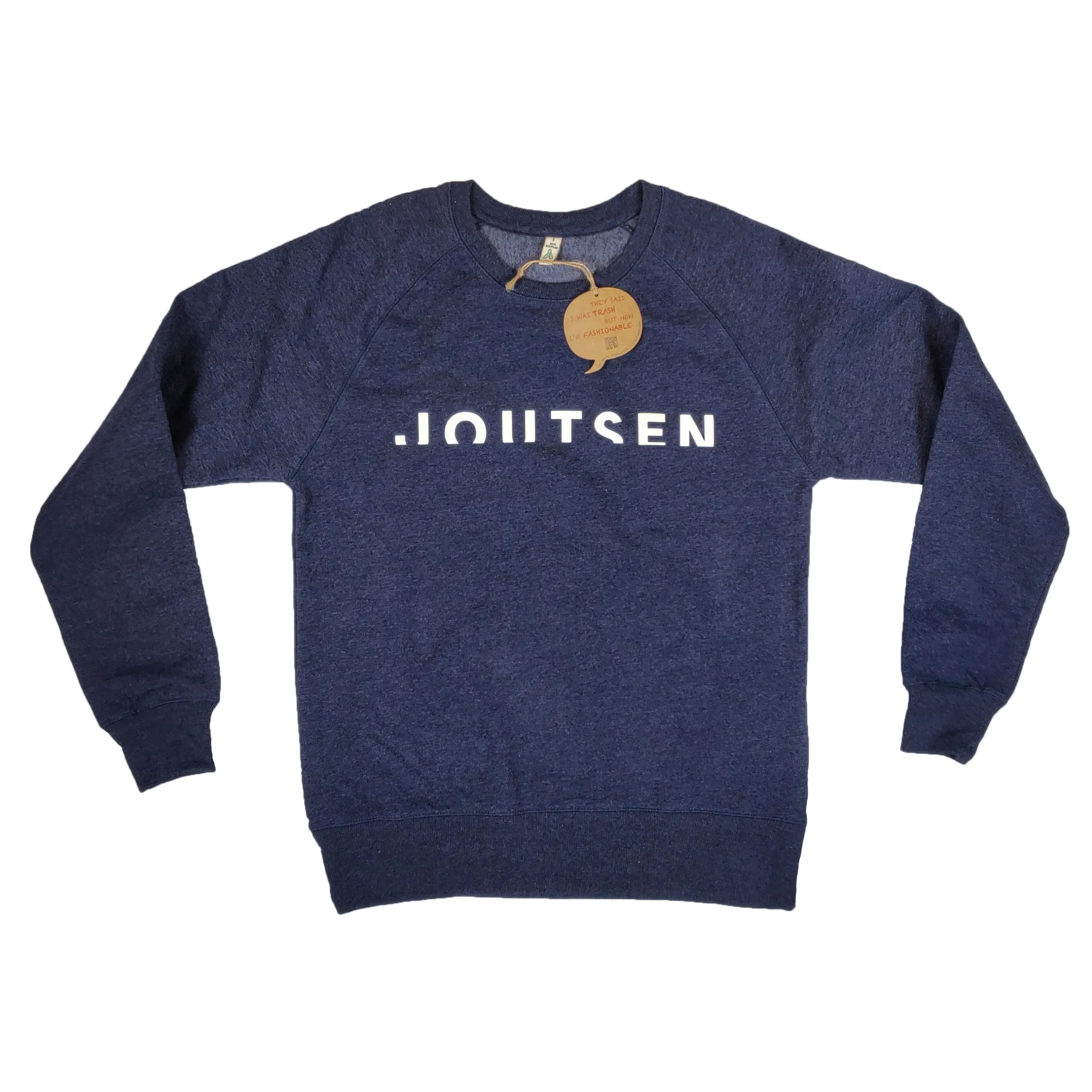 Joutsenen paidoiksi valittiin 100% kierrätysmateriaaleista valmistetut paidat. Paidan väriksi valittiin Melange Navy, joka sopii Joutsenen brändiväreihin. Ekologiset arvot kierrätyspaidoissa ovat tärkeitä Joutsenen brändille. Swetarin painatus toteutettiin 3D-printtinä silkkipainettuna. 3D antaa todella vaikuttavan erikoistehosteen logolle.