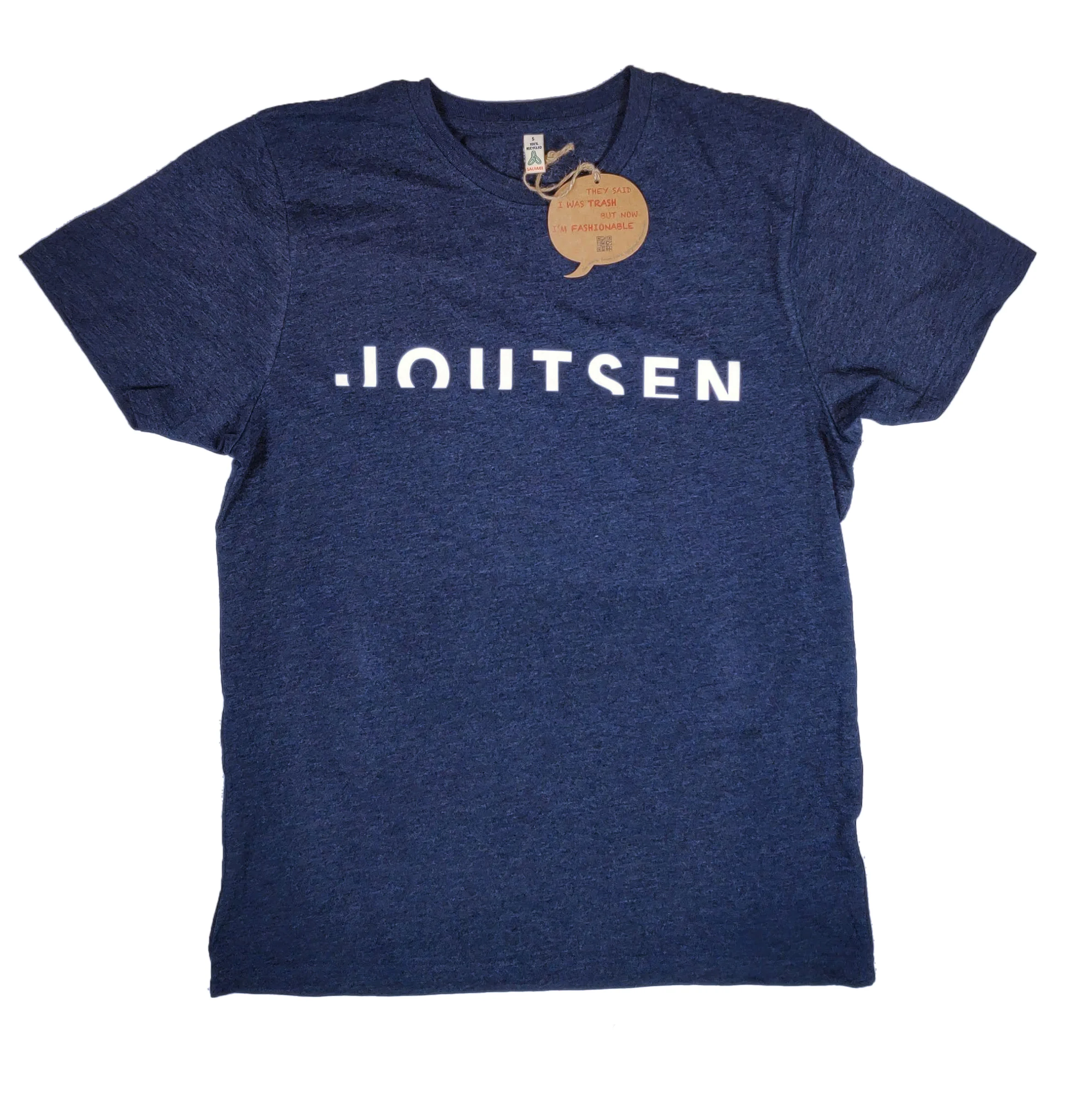 Joutsenen paidoiksi valittiin 100% kierrätysmateriaaleista valmistetut paidat. Paidan väriksi valittiin Melange Navy, joka sopii Joutsenen brändiväreihin. Ekologiset arvot kierrätyspaidoissa ovat tärkeitä Joutsenen brändille. T-paidan painatus toteutettiin perinteisellä silkkipainolla.