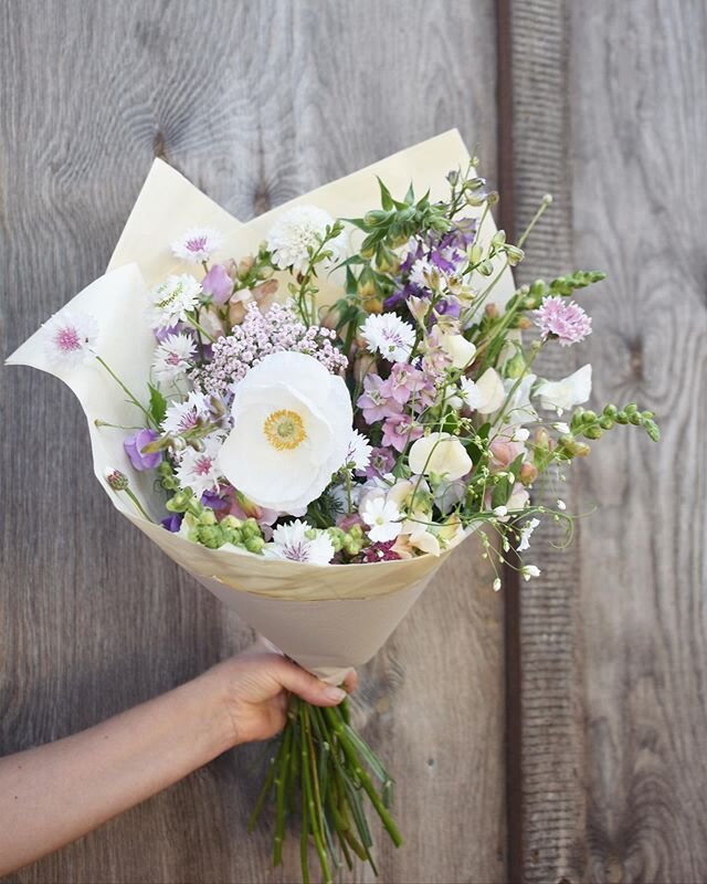 So grateful to everyone supporting and buying my homegrown British flowers - flowers that are actually full of scent and charm!
.
.
#britishflowers #flowerfarmer #britishflowersweek #floral #floristsofinstagram #flowers #growingflowers #dsfloral #flo