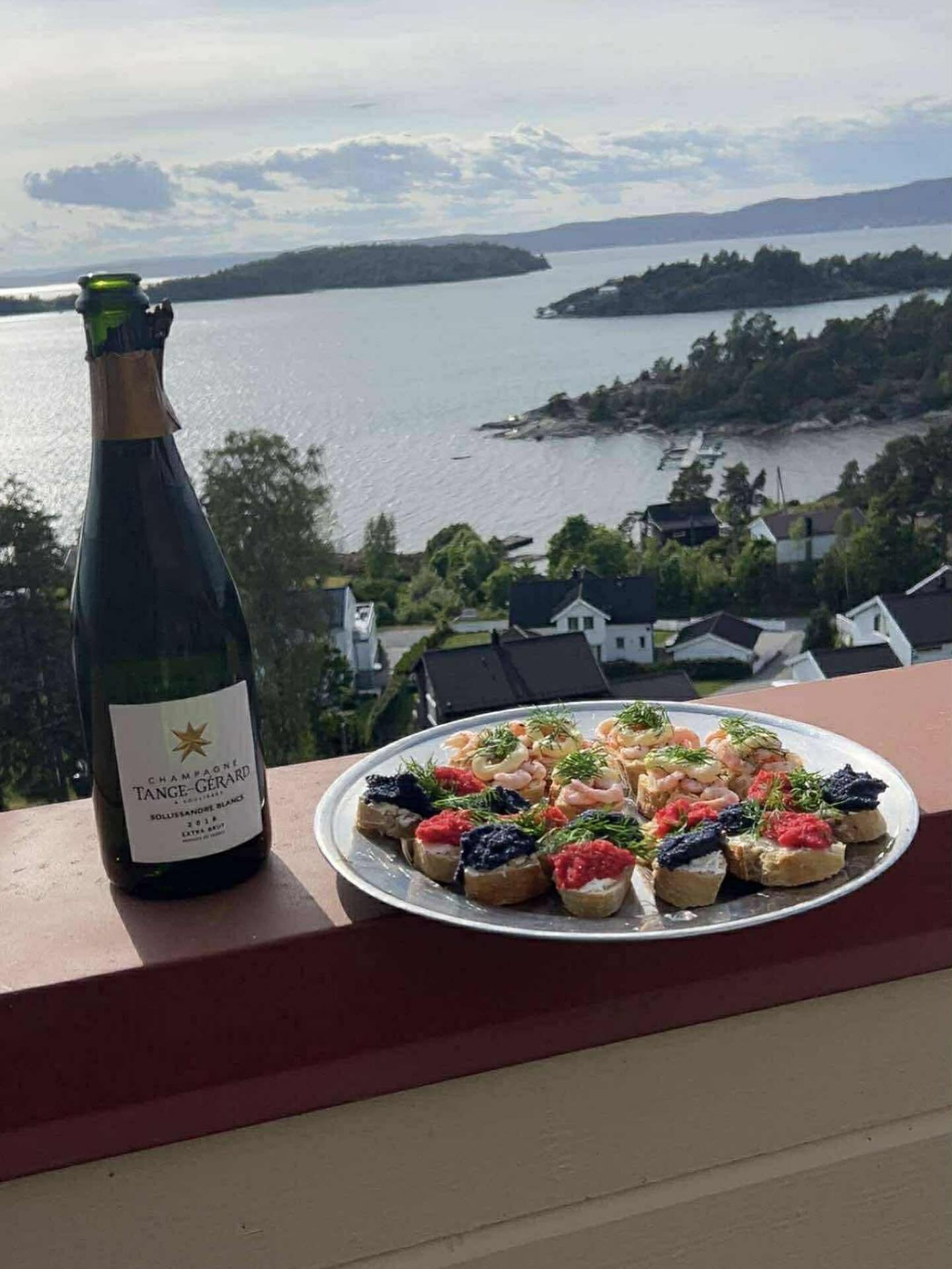 Don&rsquo;t we just love postcards? Here&rsquo;s greetings from Norway, possibly with the first bottle of Sollissandre Blancs to be seen in Norway 🍾 mange takk