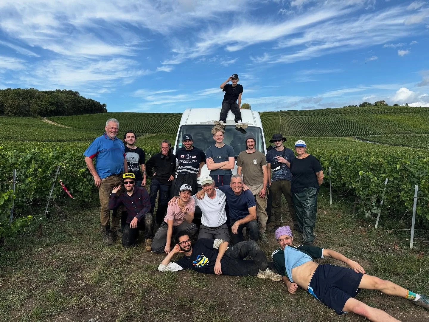 The amazing harvest team of 2025. In rain and shine, cold mornings, wet afternoons, sunny middays, digesting or a bit hung-over: you are all the best 💪💪💪