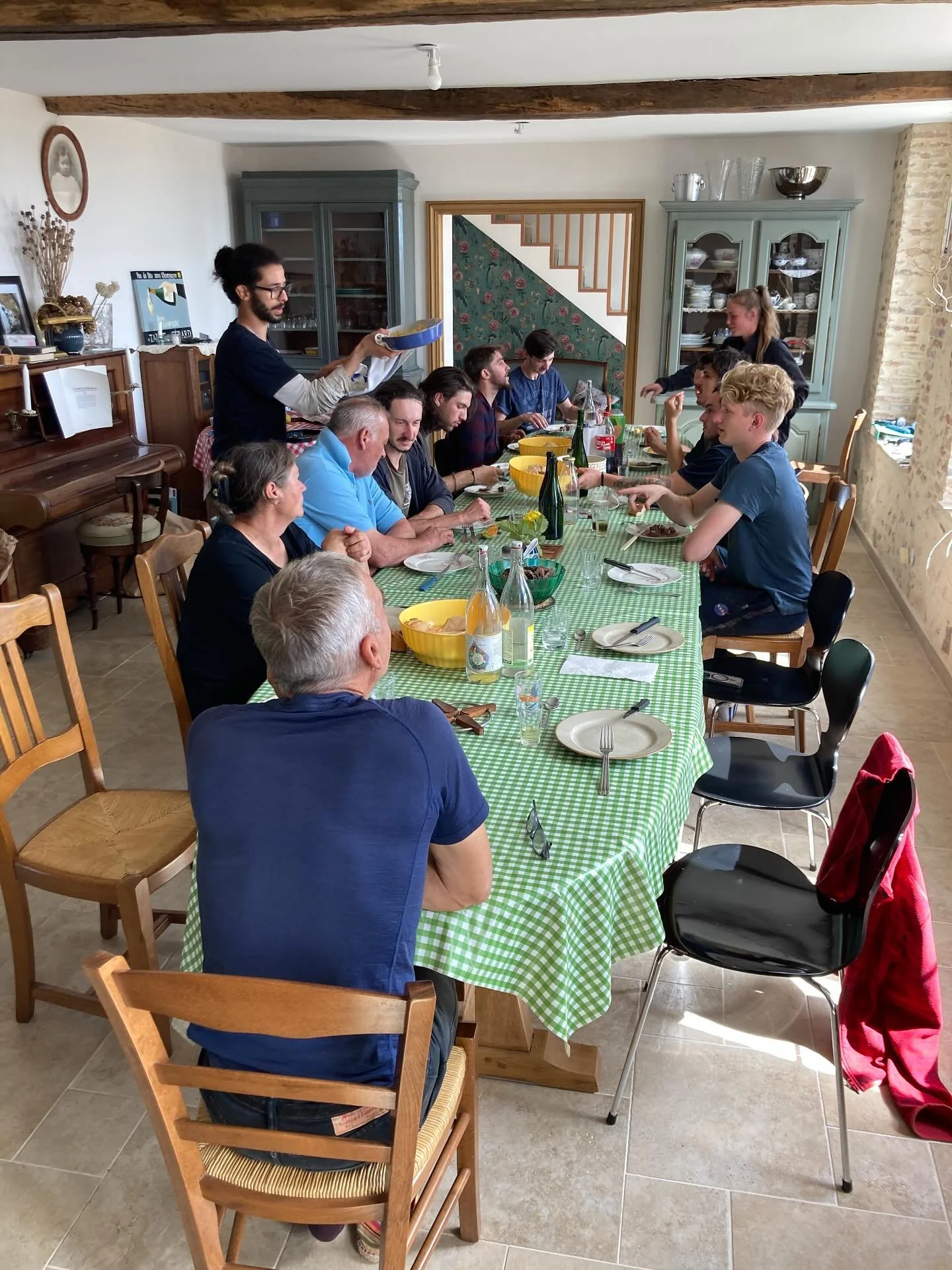 This is what a meal at the grape harvest looks like. We use this table all year around. Last Saturday a group of young and more experienced (🤣) Rotary members came to taste champagne, learn about the winegrower&rsquo;s part of it all in Champagne an