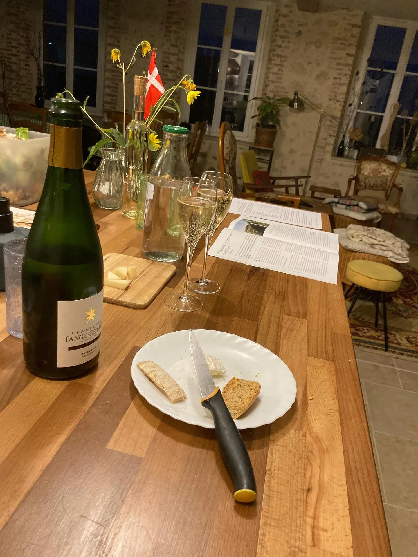 Hard work, right? Most of our October visitors have tried our brandnew blanc de noirs : Sollissandre Noirs from the big Meunier plot in Loisy-en-Brie. Currently, we work hard before dinner to find good and easy ways to match. It does not get much eas