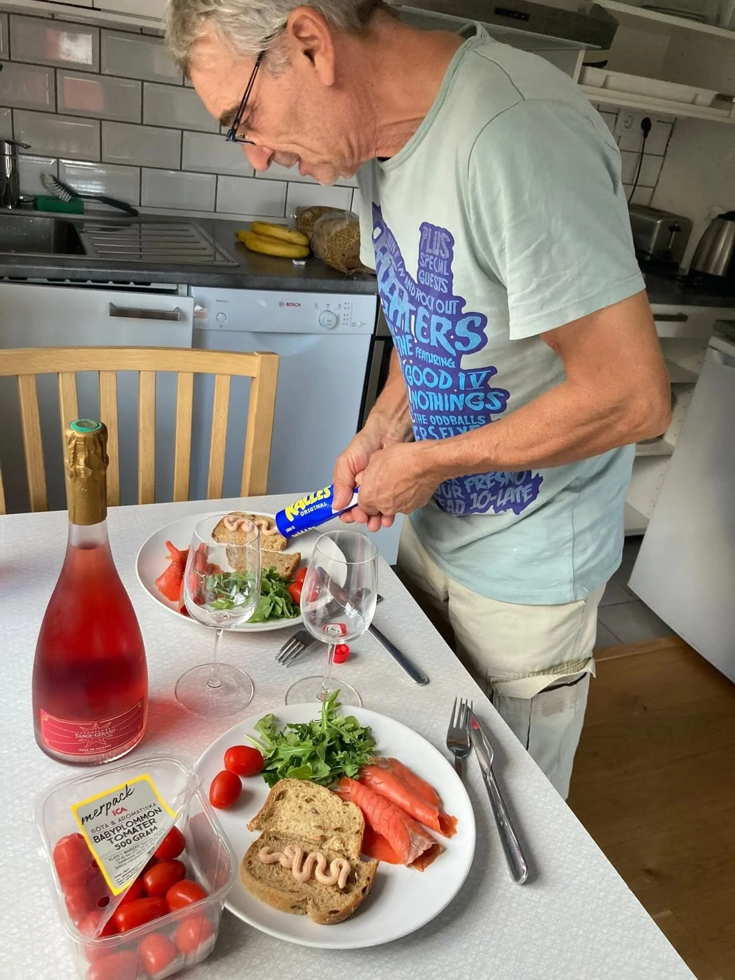 Some of us think of ros&eacute; as a very summery treat. Maybe, maybe not. Here&rsquo;s a very simple meal of ours this summer very far north in a small cabin at a lake near Lule&aring; in Sweden. In fact, ros&eacute; champagne works all year round. 