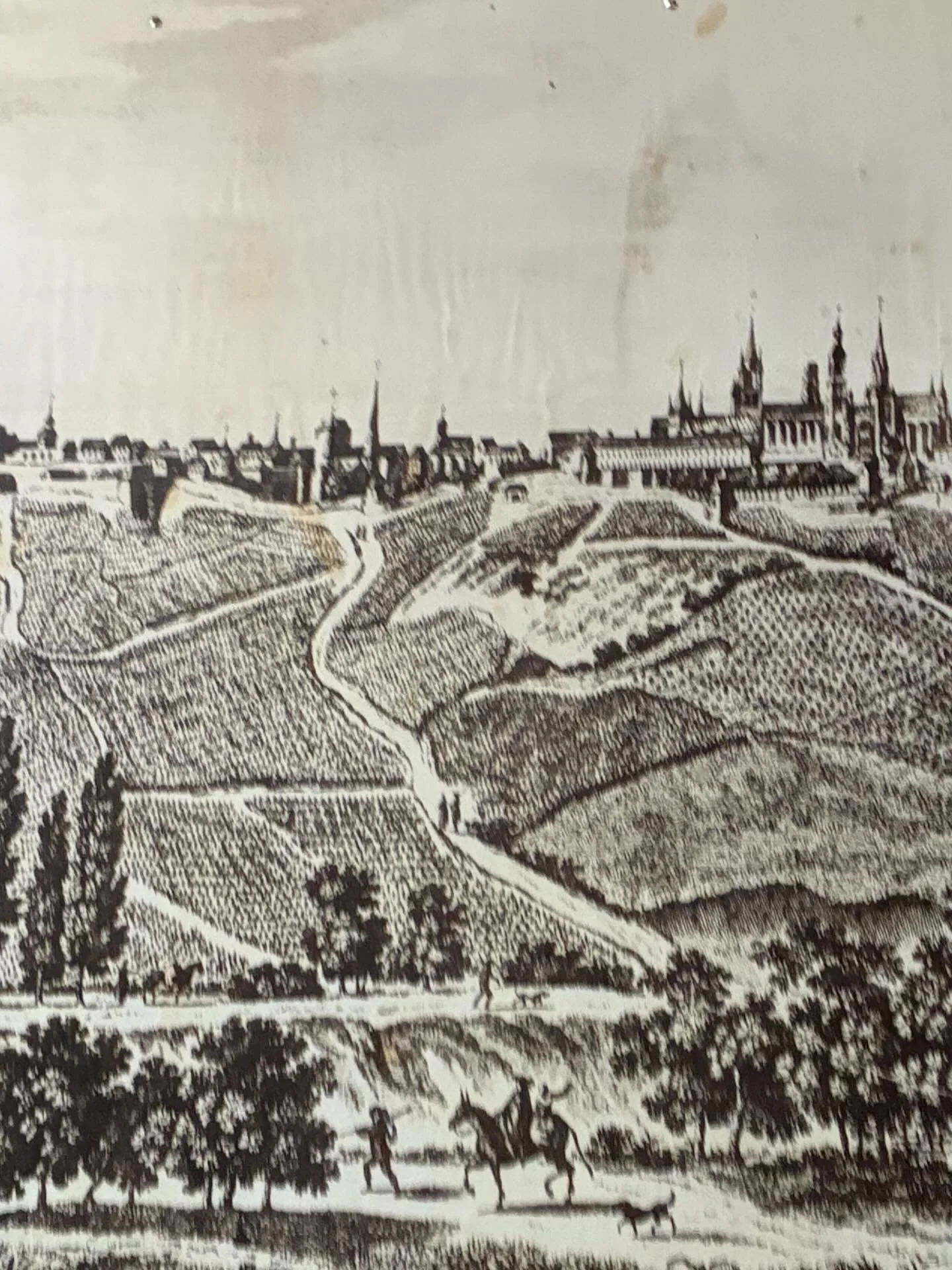 But&hellip; what happened to the vineyards? A picture from once upon a time shows the outskirts of the city of Laon some 60 minutes drive northeast of Reims. Yesterday, we spent all day as tourists in our region with friends. Laon is an old city of f