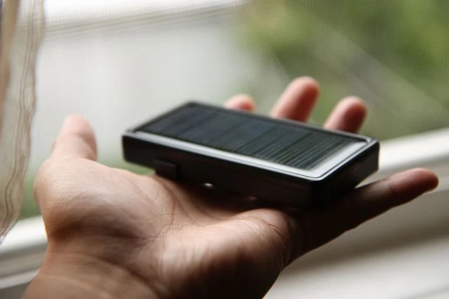 By Mark Guim - Daylight Savings Solar Phone Charger at Flickr (Source), CC BY 2.0, https://commons.wikimedia.org/w/index.php?curid=49212165