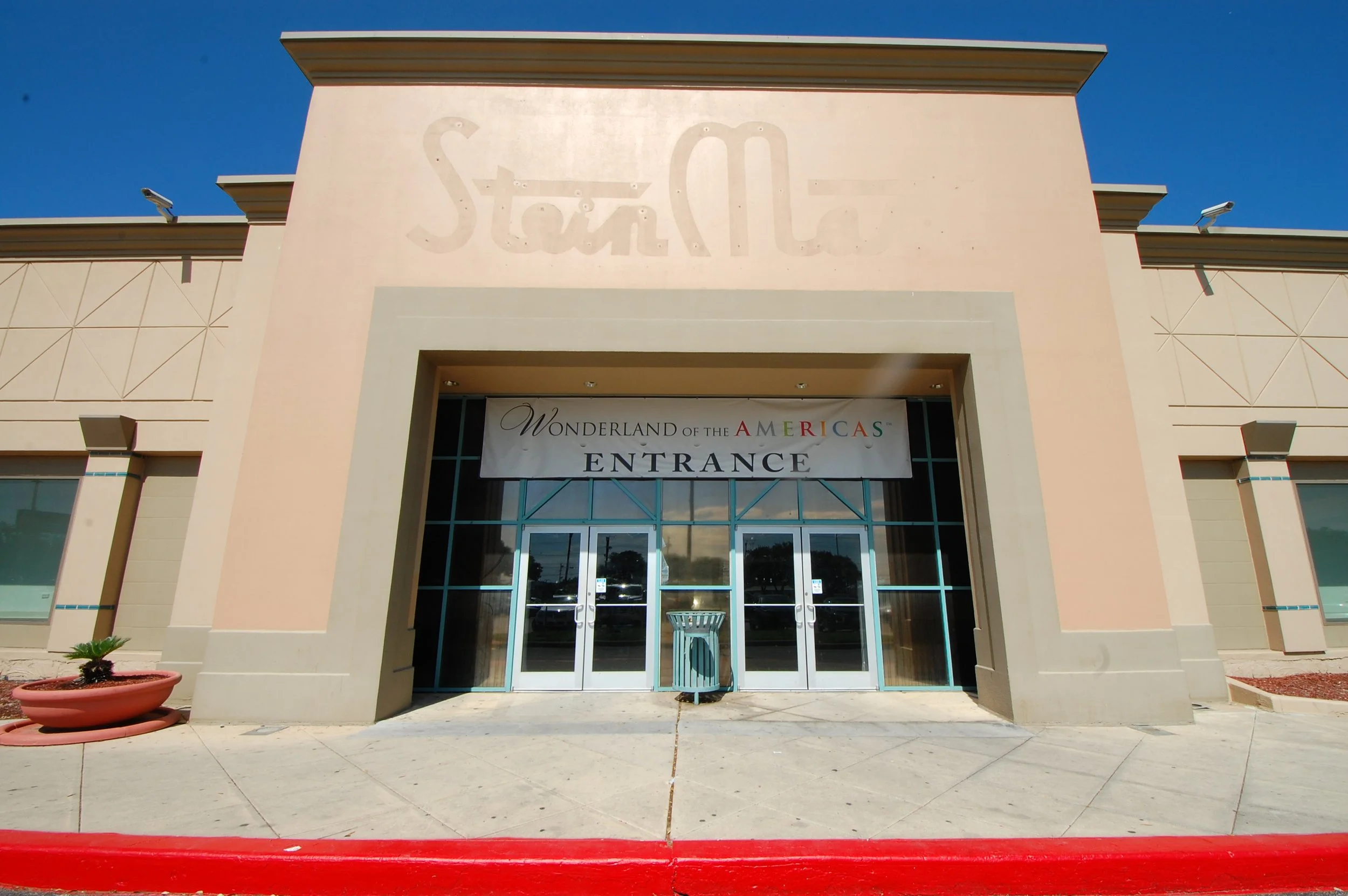   Despite faded signs and dated décor, Wonderland of the Americas hosts critical community programs like medical and dental care. Image: Ian Caine  