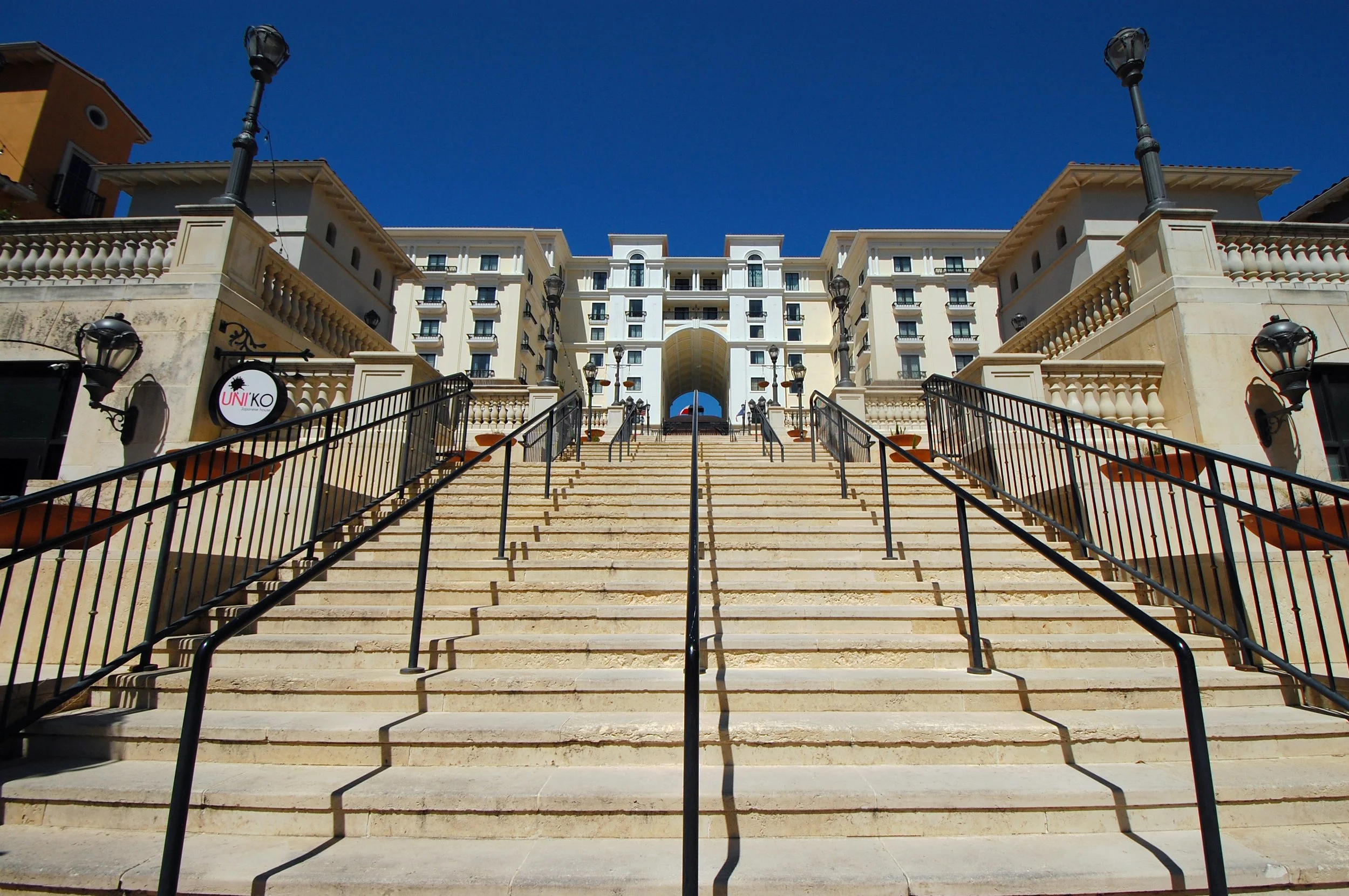   Èilan, a Tuscan-themed lifestyle center at the city’s edge, offers urban elements like streets and plazas but no connection to the road. Image: Ian Caine  