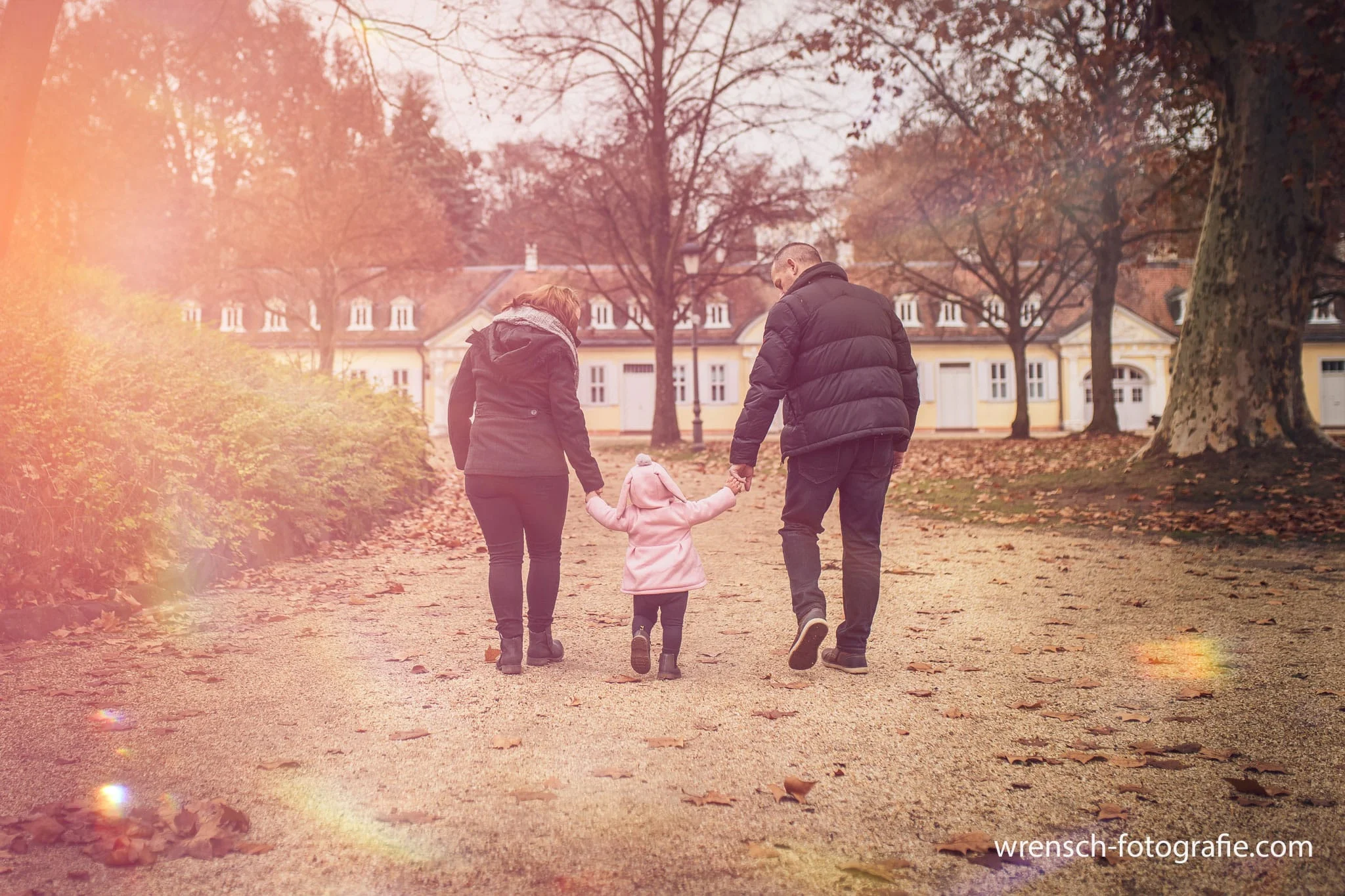 Die glückliche Familie auf dem Heimweg.
