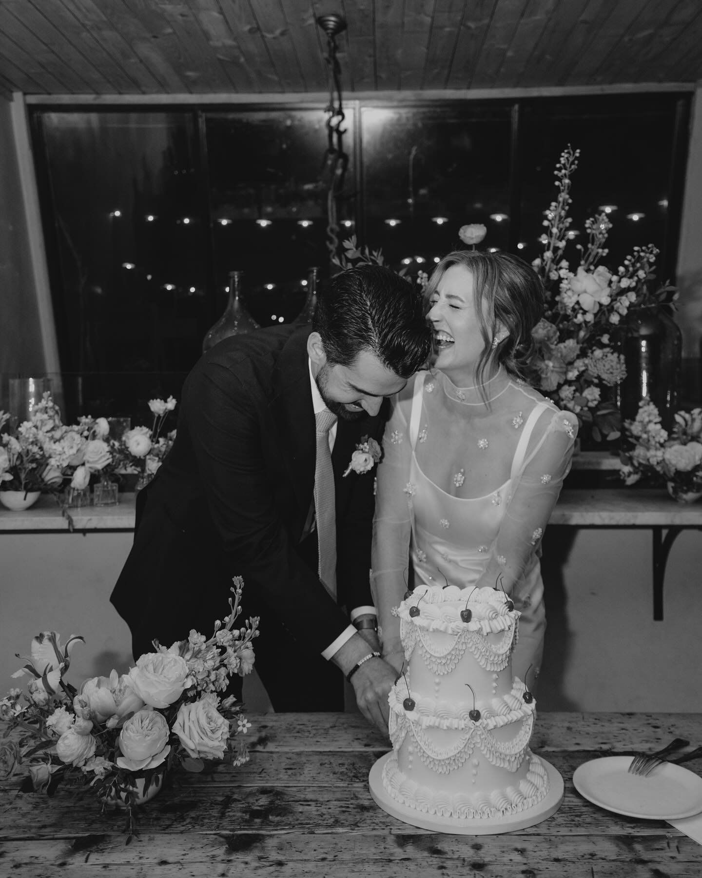 From Bowery to vows and vintage toasts-Elena &amp; Michael&rsquo;s day was everything but ordinary.
A slow morning in the suite, handwritten promises, a rooftop ceremony with wildflowers blooming between bricks, and a dinner party that felt like a sc