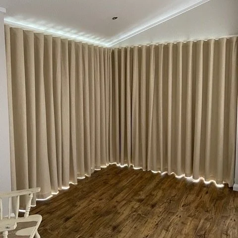 ✨ A seamless finish around every corner ✨
This clever corner window treatment features a single track bent perfectly to create a continuous line, no breaks, just smooth flow and beautifully tailored wave heading curtains.
Although this one was fitt