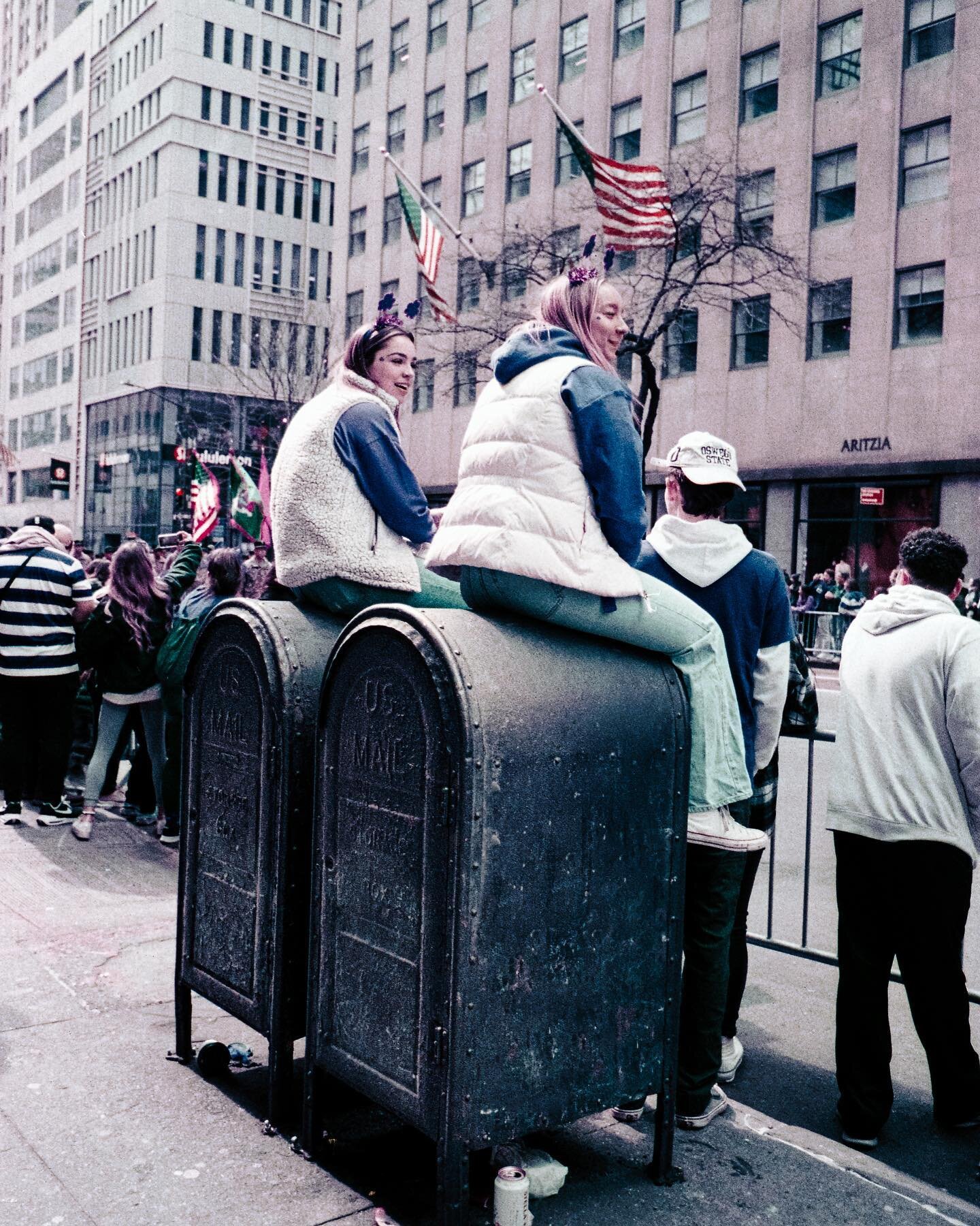 Unintentional twins at this years St. Paddy&rsquo;s Parade - another image form my new mini project, posting slowly but surely bear with me
&bull;
&bull;
#35mm #streetphotography #lomography #filmnotdead #analogphotography #potd📷 #stills #nyc #5thav