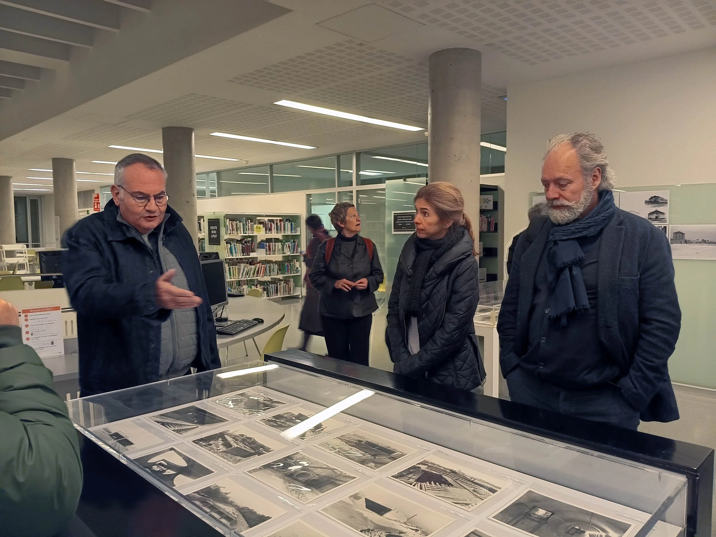   Visita à Biblioteca Oriol Bohigas  com exposición de Martí LLorens, curadoria de Neus Vilaplana 