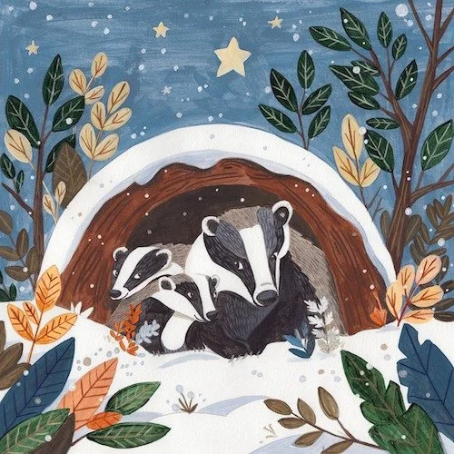 🦡 Das in een winterhol &ndash; Artprint ❄️
Knus bij elkaar in hun warme hol &mdash; drie dassen die schuilen voor de sneeuw onder een fonkelende sterrenhemel. Deze illustratie straalt rust, geborgenheid en winterse magie uit ✨
Perfect voor liefhebbe