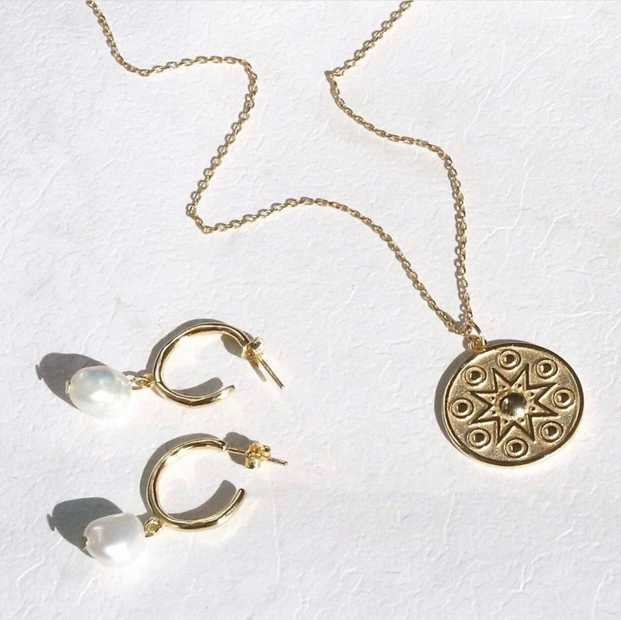 Every girl should own a good pair of earrings. And a necklace to go with it. And shoes to go with that.
.
.
.

#florencebugatti #statementjewellery #minimalism #whiteaeathetic #beigeaesthetic #britishbrand #statementnecklace #goldearrings #pearlearri