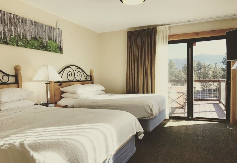 A super nice room can take a vacation from good to unforgettable! 😌

#springisintheair #coyotemountainlodge #suite #theperfectplan #springbreakincolorado #estesparkisamazing #rmnp