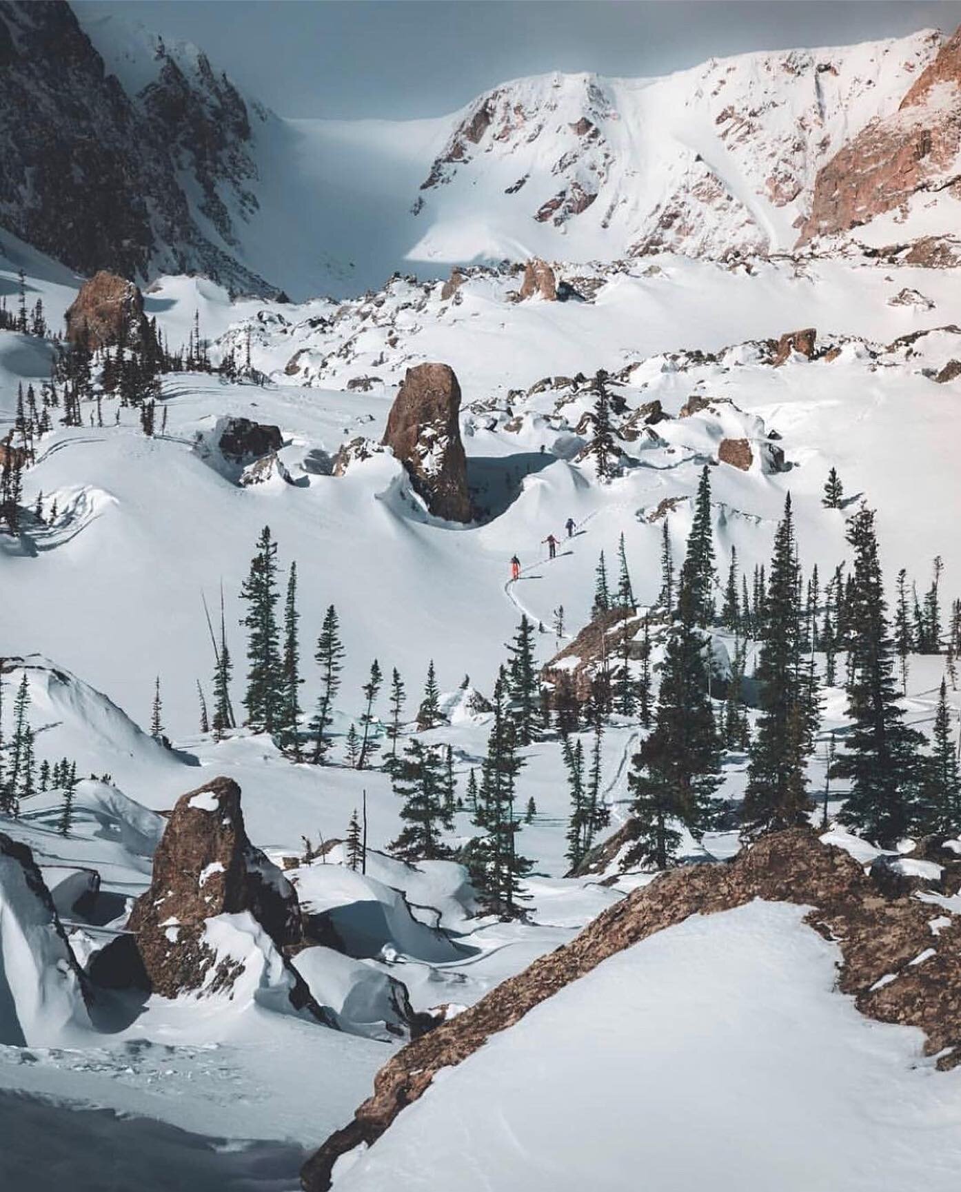 Right now is the best time to enjoy the snow before summer comes to town! 

What is your favorite winter activity?

&bull;
&bull;
📸: @tvenier

#snowsnowsnow #snowview #snowhike #mountainlife #mountainphotography #mountainscape #estesnationalpark #ex