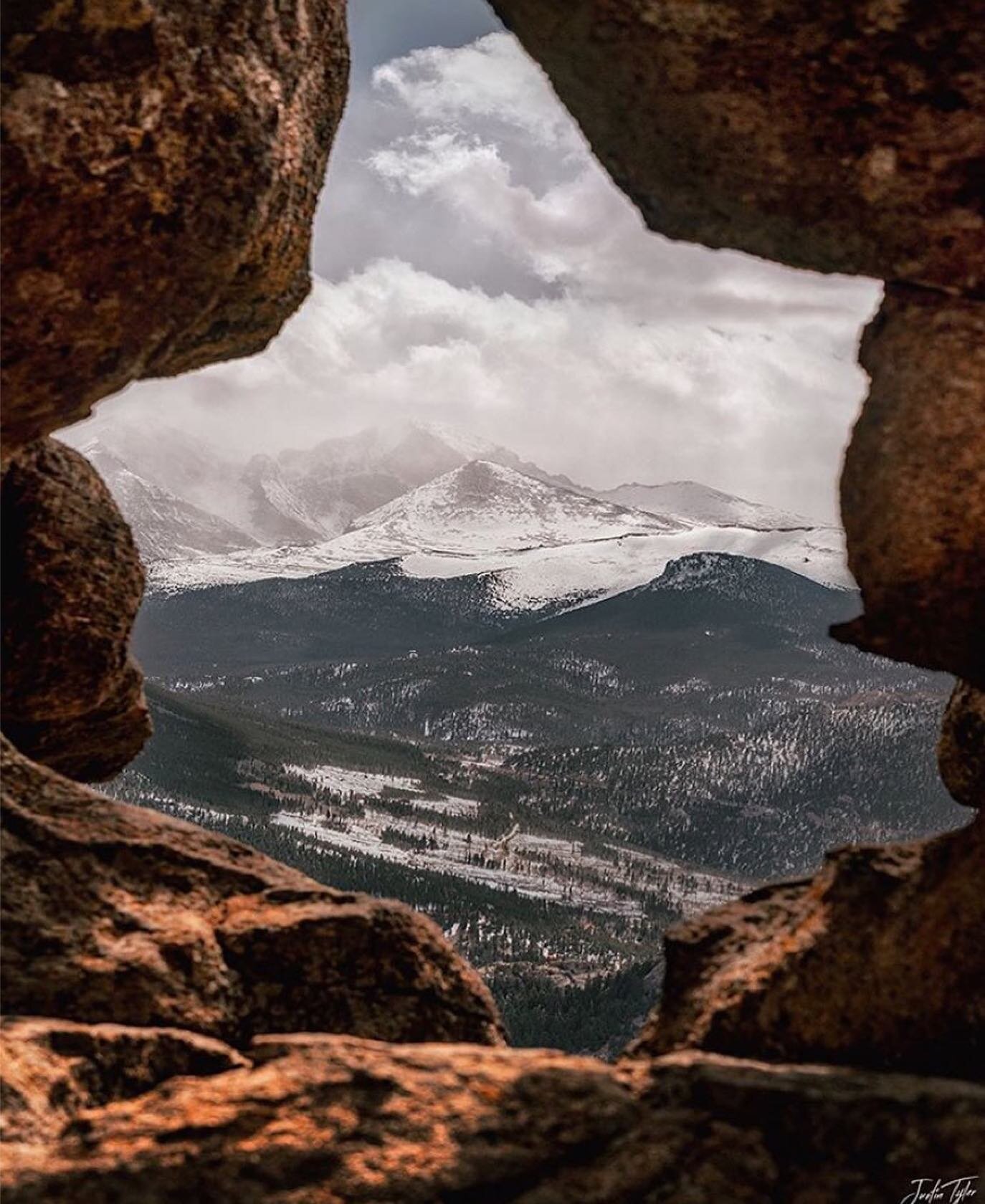 Would you hike here!?

Come visit Estes Park and find yourself taking in the views of amazing snowcap mountains! 

&bull;
&bull;
📸: @justinroams 

#snowsnowsnow #snowview #snowhike #mountainlife #mountainphotography #mountainscape #sunrisesunset #es