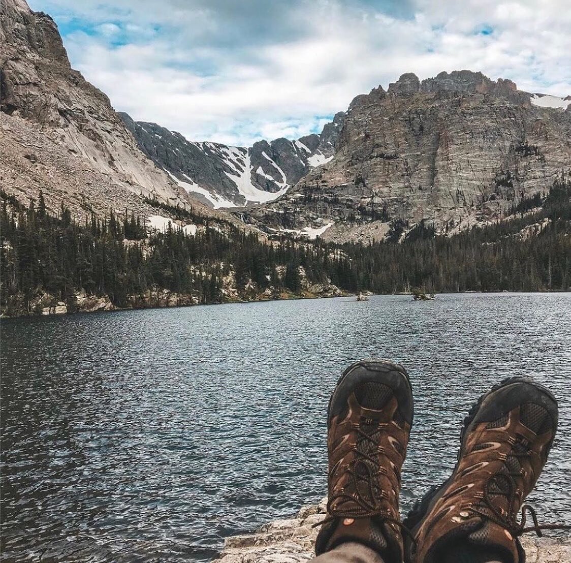 There are always peaceful moments to find in Estes Park! 🏔

Book at Coyote Mountain Lodge for some adventure and relaxation! 

&bull;
&bull;
📸: @buckinghamsexplore 

#hikecolorado #coloradohiking #beautifuldestinations #mountainviews #nicehike #lak
