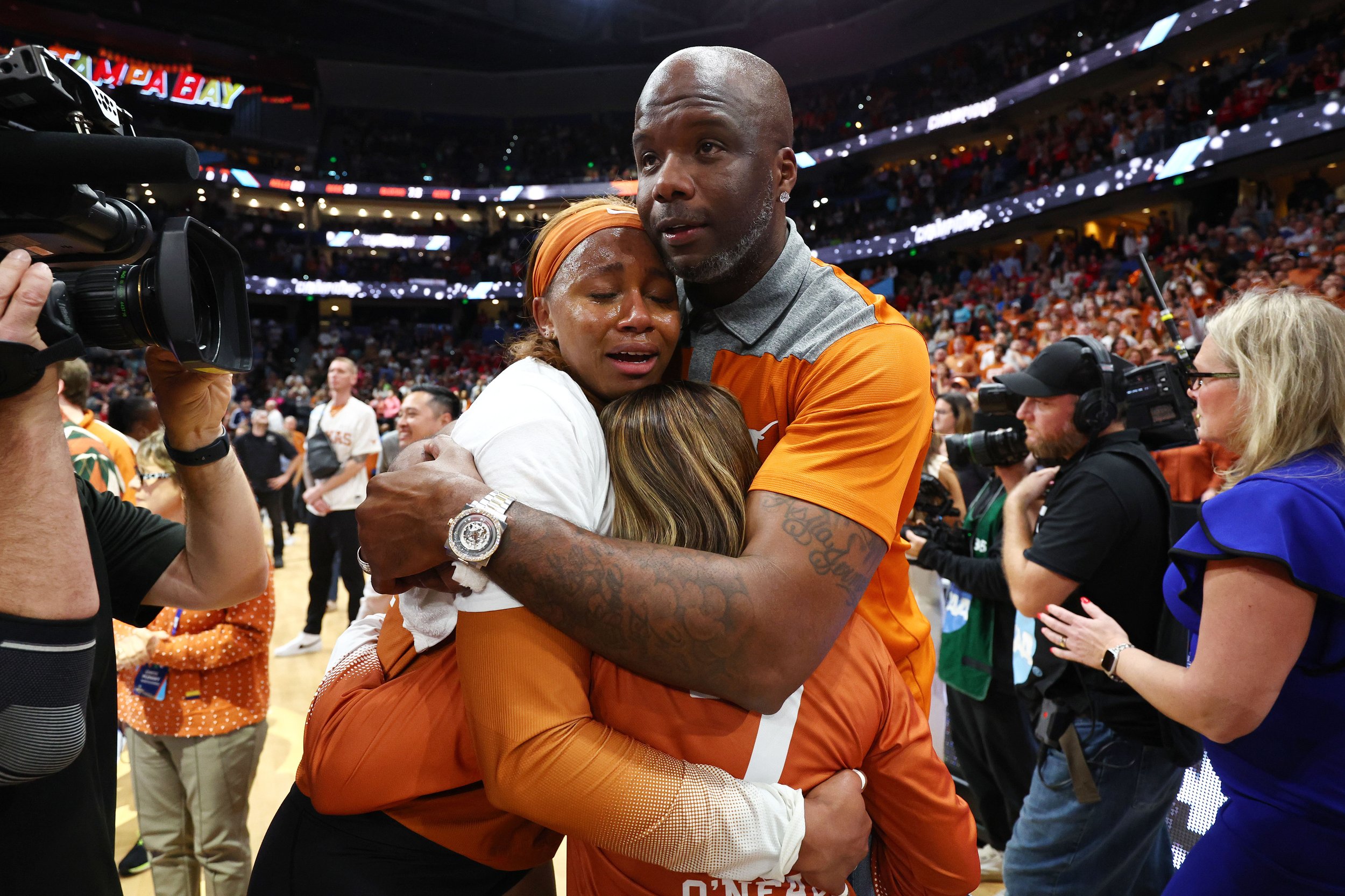  TAMPA, FLORIDA - DECEMBER 17: Asjia O'Neal #7 of the Texas Longhorns celebrates with her father, former NBA player Jermaine O’Neal, after their victory against the Nebraska Cornhuskers during the Division I Women’s Volleyball Championship held at Am