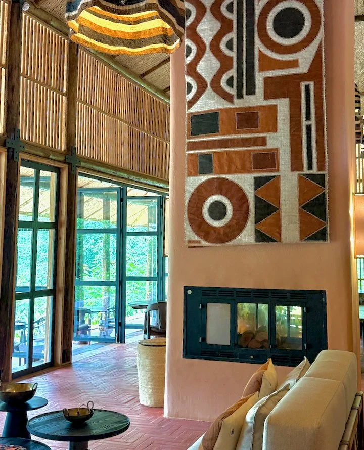 We definitely didn&rsquo;t #RoughIt on our #OnceInALifetime African safari &mdash; far from it.⁠
Abercrombie &amp; Kent&rsquo;s Sanctuary Lodges were a masterclass in thoughtful design: natural materials, layered textures, and architecture that blend