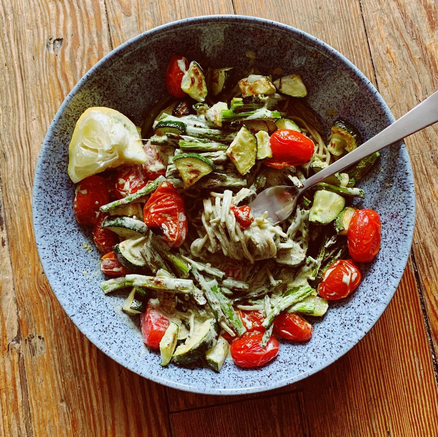 Gosh, I missed this creamy basil-y lemon-y high protein sauce. Dairy free making it vegan and light on the after-belly feeling. I will be making this bountiful pasta bowl all summer beginning now. Long live the plant🌱