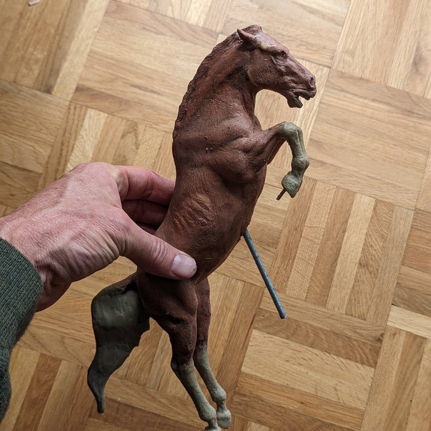 Lovely to be sculpting again. This horse has been collecting dust in the cupboard for years. Great to be working on it again today.

#equinesculpture #horsesculpture #horseart #horseanatomy #equineanatomy #anatomyofthehorse #bayer #bayer #miniature #