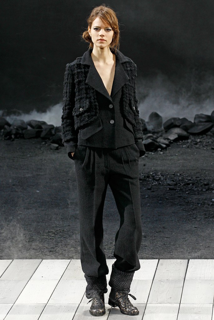 Fall 2011 ready-to-wear show. Photo: Yannis Vlamos / Gorunway.com .