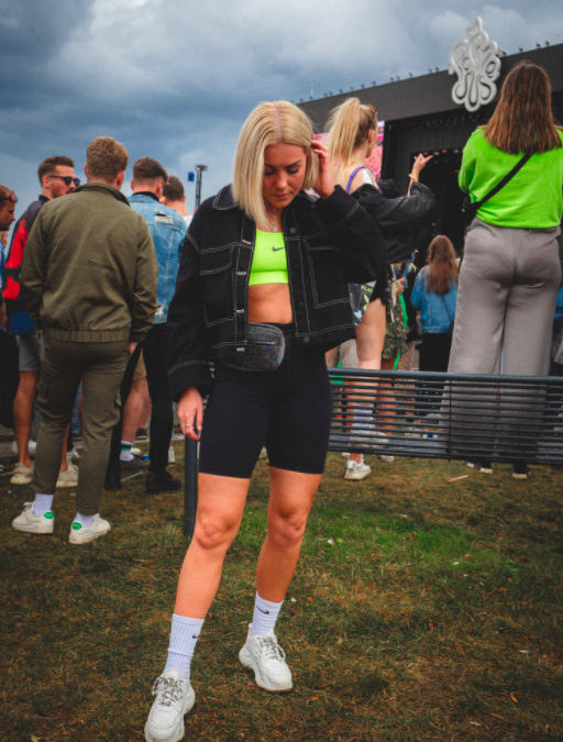 Maria Teigland rocking cycling shorts and a neon sports bra! Photo: Jonas Stefan / Estér Magazine