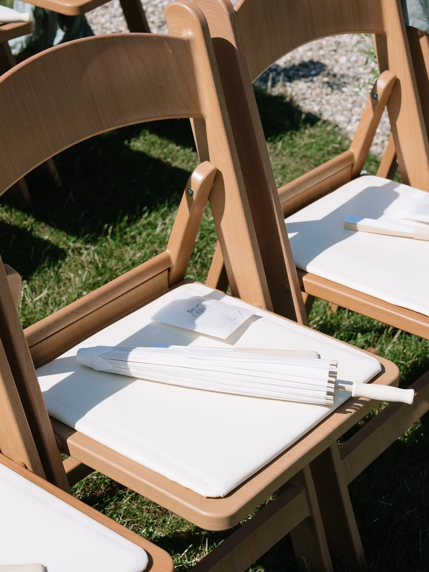 They live in London and decided to celebrate their love near Strasbourg in the vineyards.
Each weddings are different and getting to know you trough your friends or your families is my favorite part.
Thank you Simon for your smile, your humor and Ele