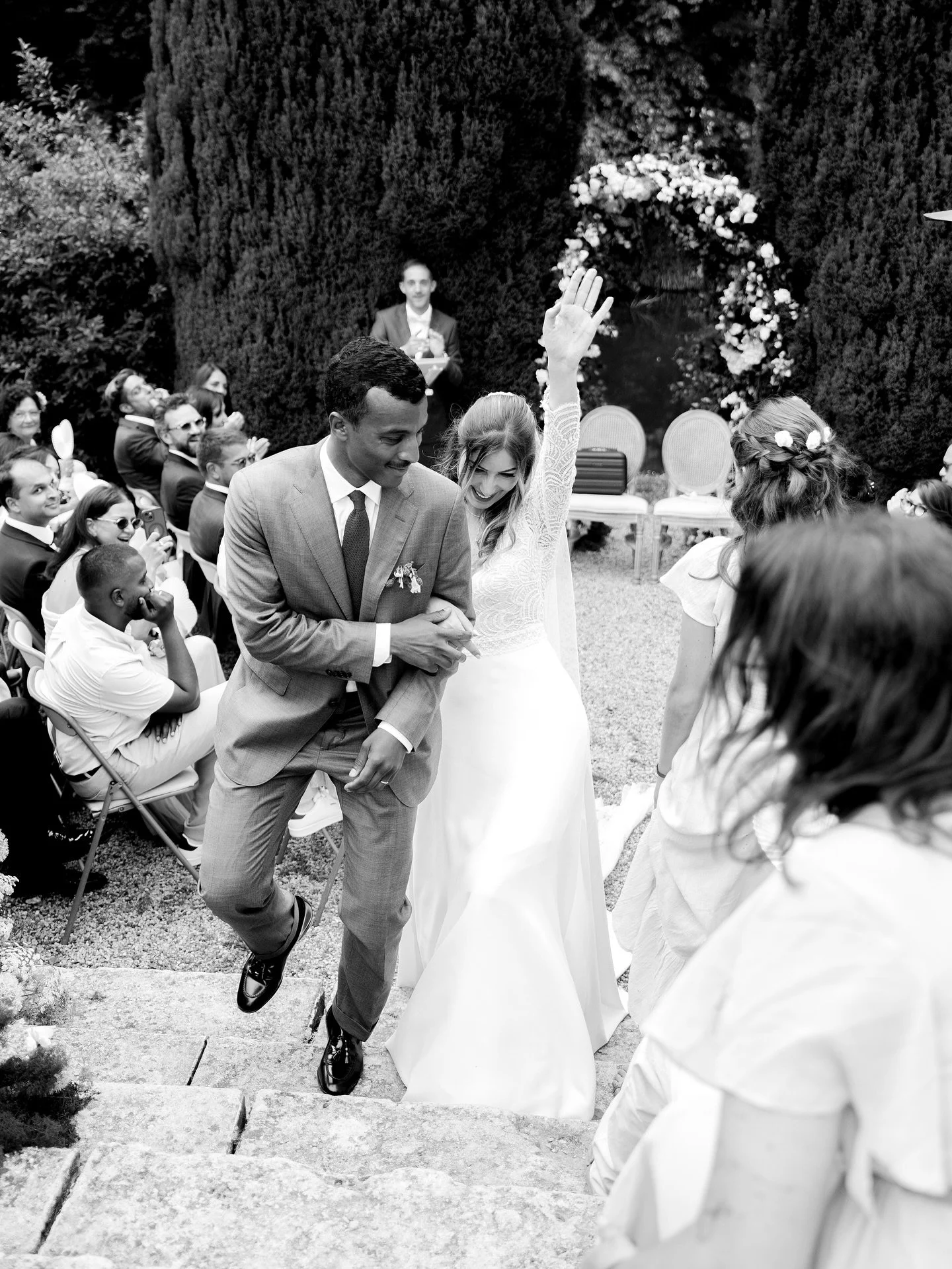 You&rsquo;re looking for a wedding photographer who captures candid and timeless moments? Don&rsquo;t search anymore, I&rsquo;m here 👋🏻 and totally devoted to you and your guests!
Freezing beautiful moments on the fly with an editorial touch is wha
