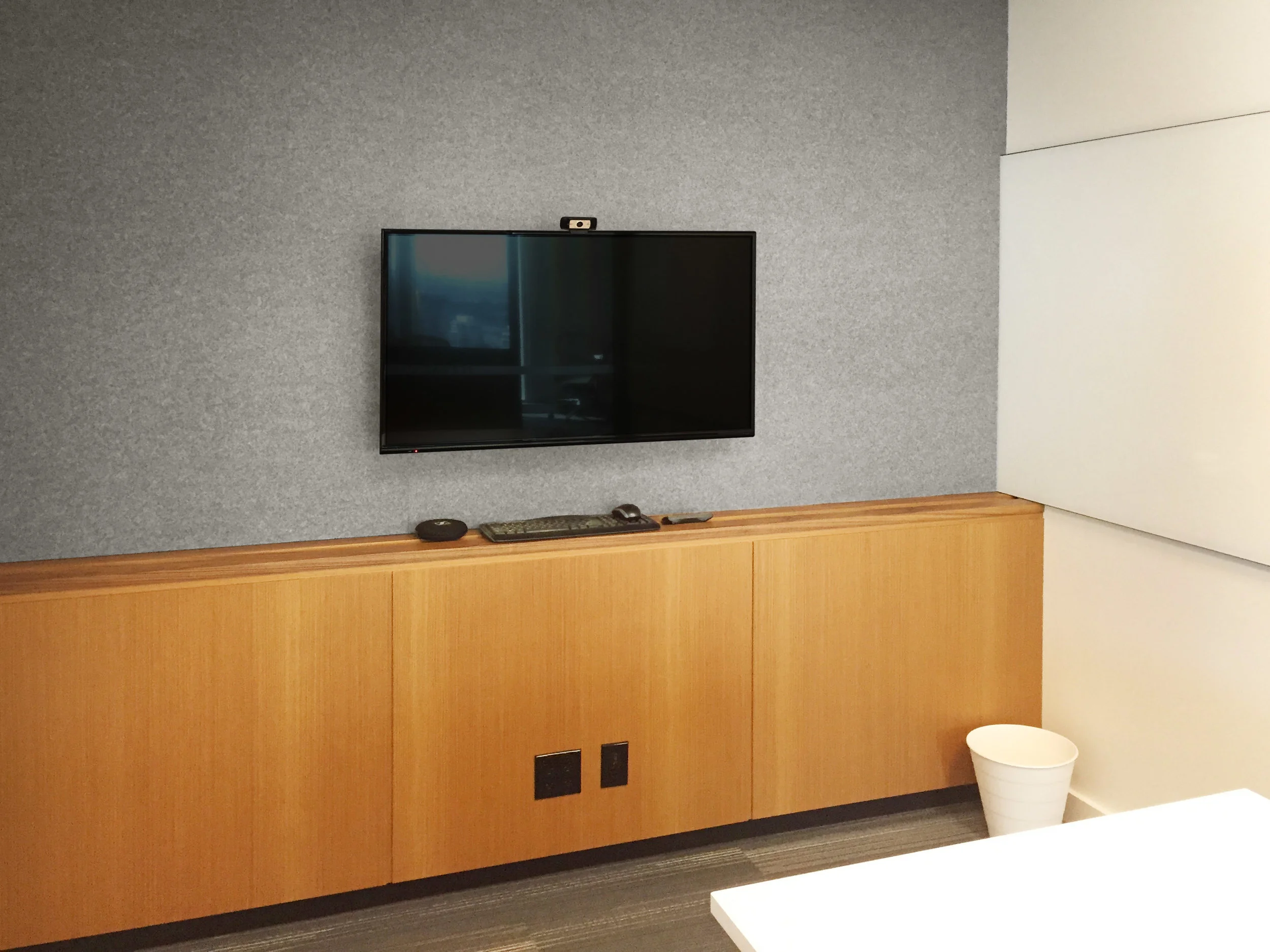 With ultimate consistency, each of the basic meeting spaces is equipped with a TV, a local computer with video conferencing and network access, and an HDMI connection for laptop presentation.