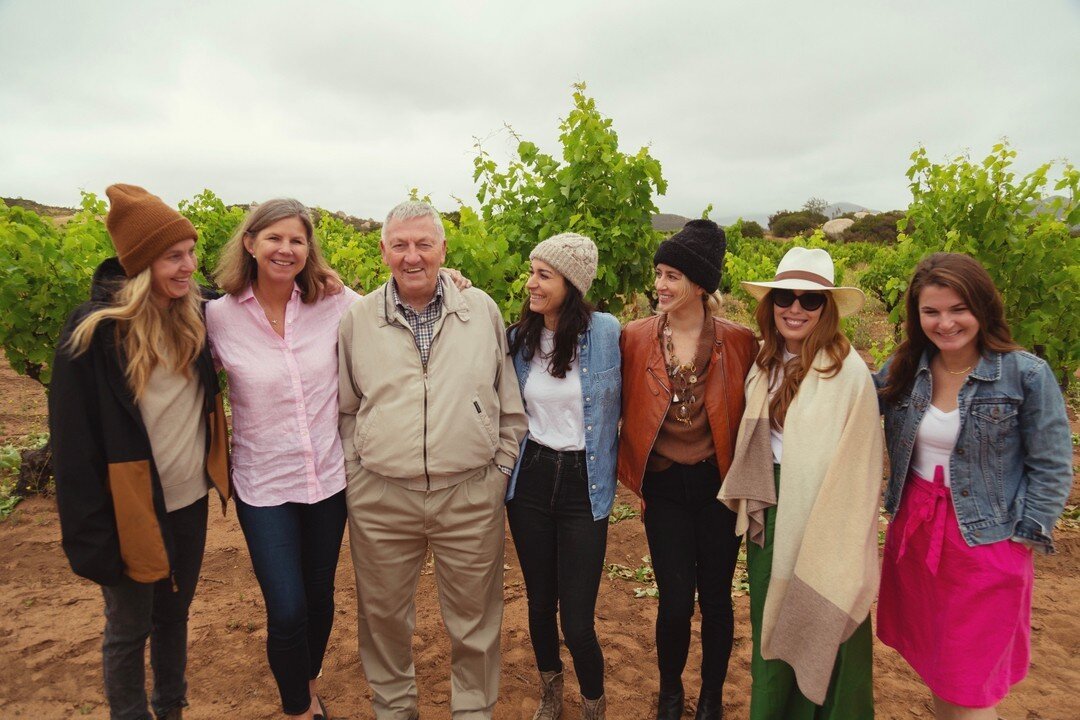 Great to have our US import team @grandesplacesselections down in the valle a few weeks ago, and to get to see this special vineyard. I know Camillo needed more ladies in his life (he already has 4 daughters and 10 granddaughters!!)