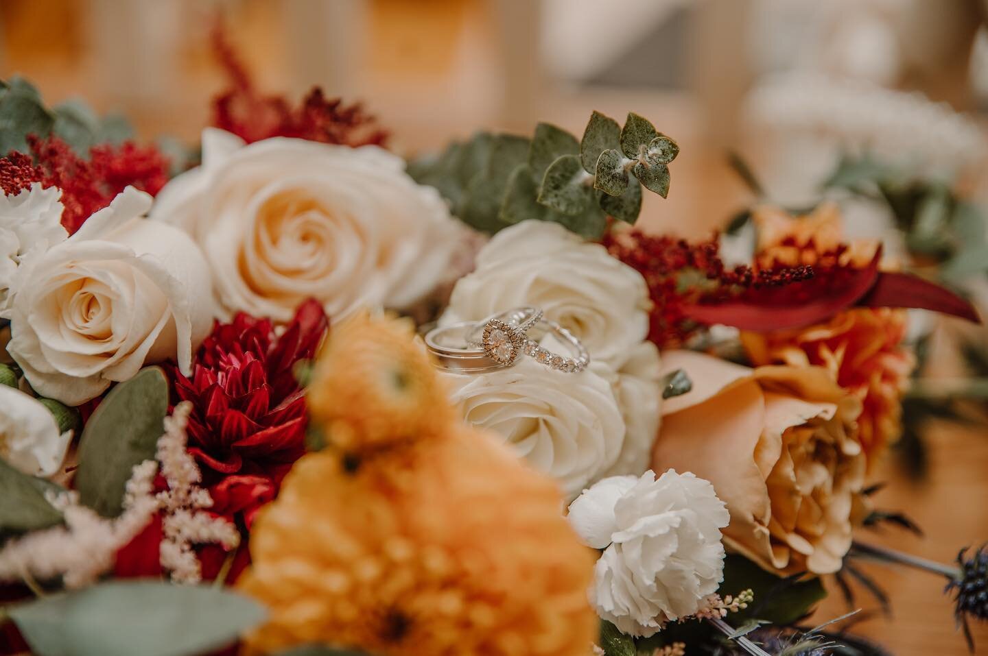 ✨For Lindsay &amp; Marc✨⁣
⁣
⁣
When you have a bride like Lindsay, better known as @_tucker_dood_ mom, 🤭designing flowers for a wedding is SO much fun! 🥰 Thank you for letting us be a part of your big day! CONGRATULATIONS! 🍾 🤍⁣
⁣
⁣
This was our la