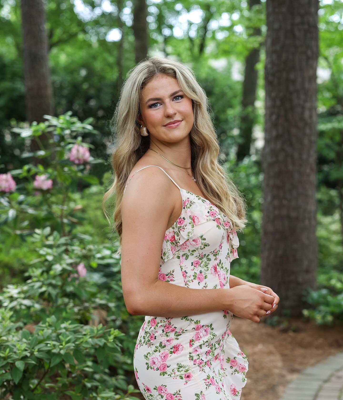 Ava is not only a beast on the volleyball court, and an independent, determined, intelligent young woman, but also beautiful. 🏐 I love getting to know these incredible seniors and their awesome moms! Ava works hard on and off the court, and has comm