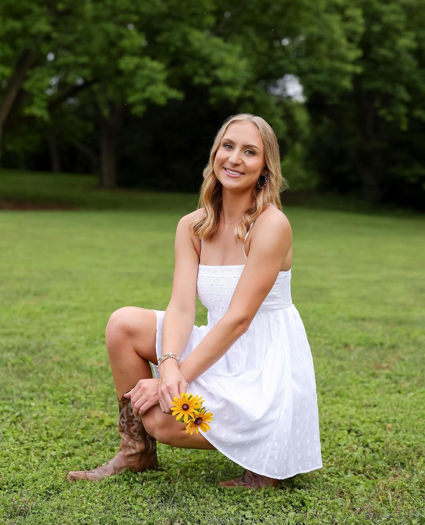 We had an amazing session and Ashlyn&rsquo;s photos show it! 🌼 This beautiful senior @ashlyn.sarmiere is a leader on the lacrosse field and holds the Leesville school record for the most career goals (record previously held by her older sis)! 🥍 She