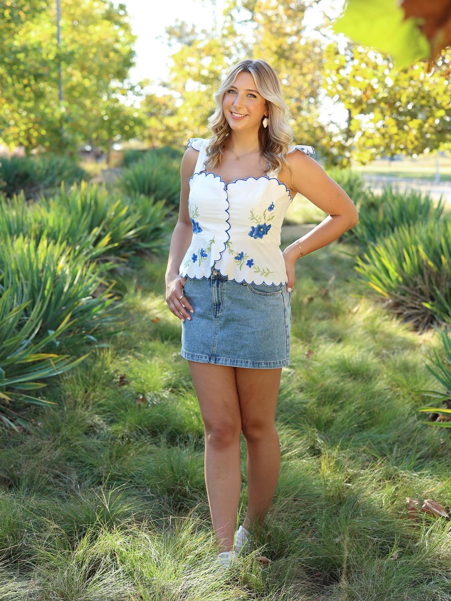 Sneak peek for beautiful Ashley @ashley_stanziale 💛  Can&rsquo;t wait for you to see more of your senior portraits at your Reveal session today! 📷
