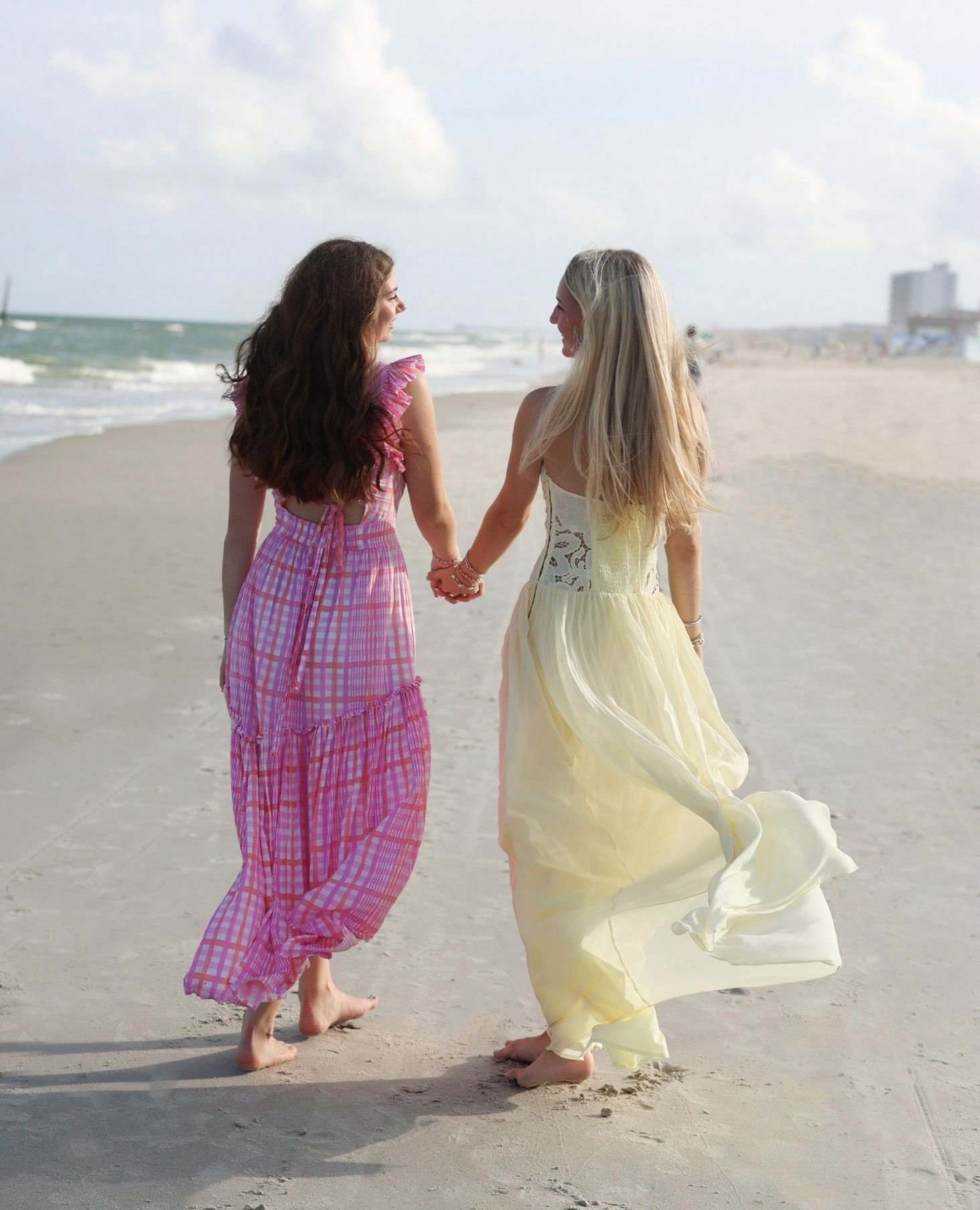 What&rsquo;s more fun than celebrating your Senior year at the beach with your best friend? 🏝️ We had so much fun chasing the light around Carolina Beach, and the portraits of Caroline and Olivia turned out gorgeous!⁠ 💛
⁠
Caroline &amp; Olivia | Sa