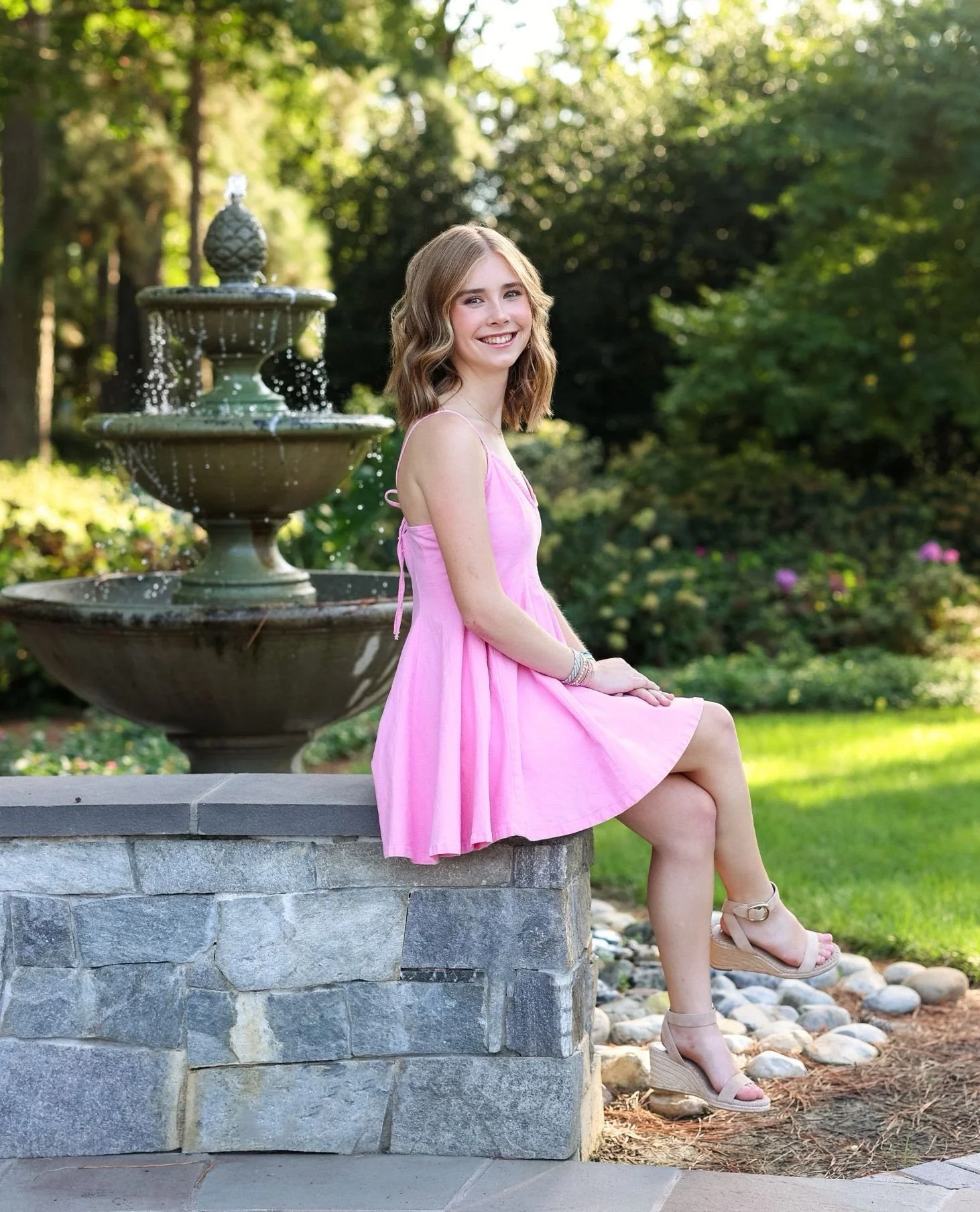 Kicking off the weekend with this beautiful ray of sunshine! It was such a fun day with you Caroline @cgmurray0815 📷💕
⁠
HMU: @makeupandmorebydee⁠
⁠
#jenbauldreephotography #raleighseniorphotographer #raleighseniorportraits⁠
#raleighseniorpics