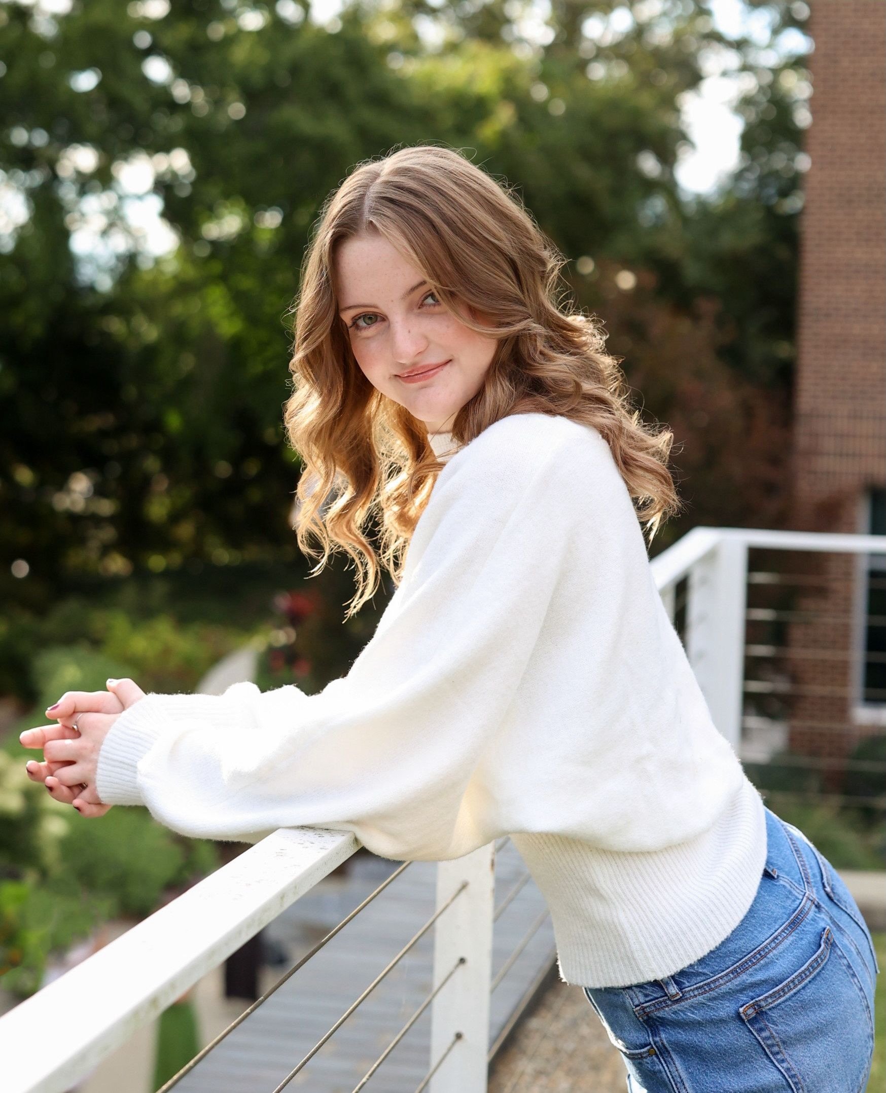 I loved every minute of this session. Evie is creative, intuitive and has an incredible gift for art, and just look at those gorgeous green eyes! I love connecting with my awesome seniors and their amazing moms. ⁠
Cheers to Evie and the Class of 2027