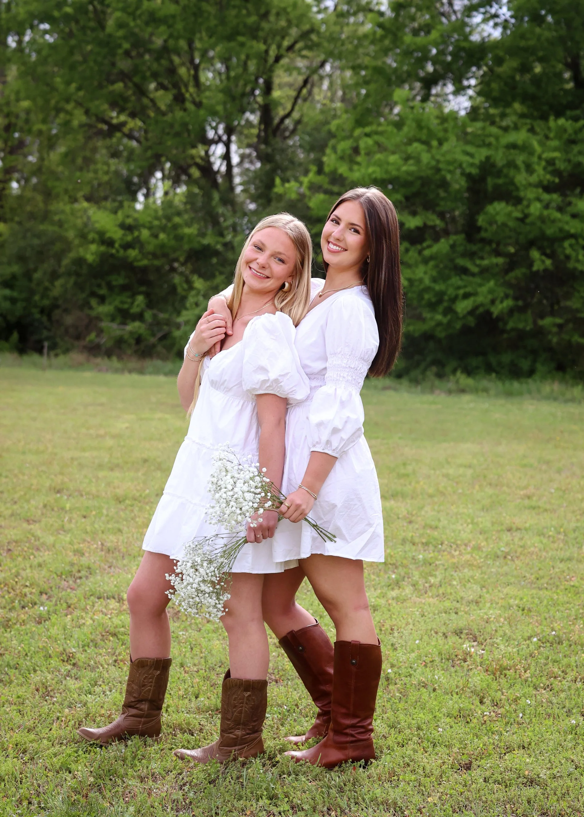 best friend senior session at Historic Oak View park in Raleigh