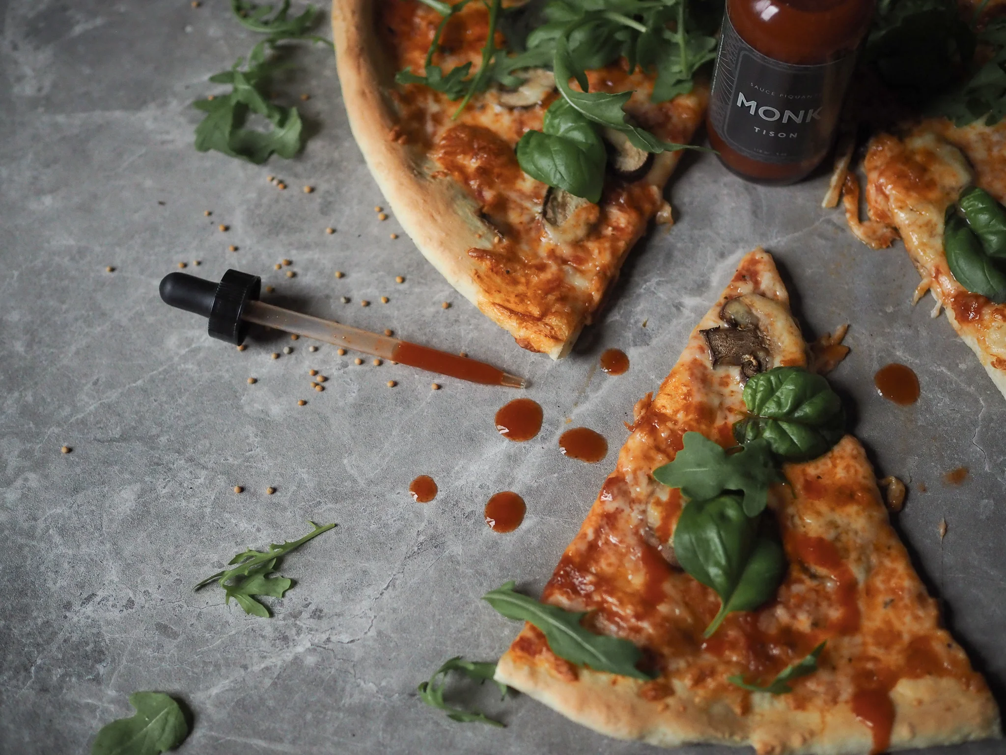 Sauce piquante Monk Tison sur pizza maison.