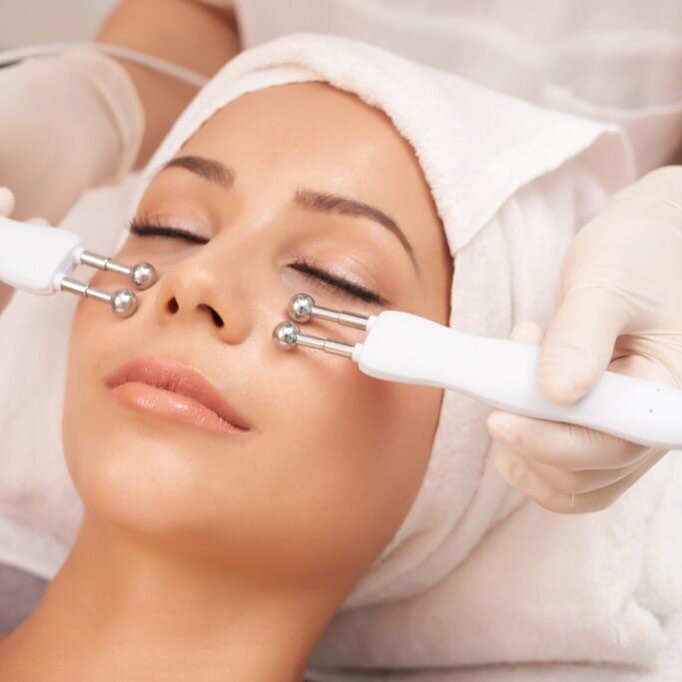 New Service Alert. EmJay now offers Microcurrent Facials ‼️

A Microcurrent facial treatment is a non-invasive cosmetic procedure and is an alternative to Botox. It is a popular choice for beauty treatment as it is painless and has no downtime. It us