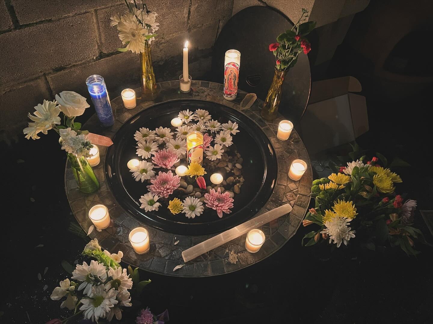 Prayers up 🕊️ we will not forget 🕯️ the children and all the beautiful people of G-za ~ thank you to those who prayed with us yesterday as part of our solidarity with the mirror altar global prayer con @sincroniawirikuta gracias por iniciar esta or