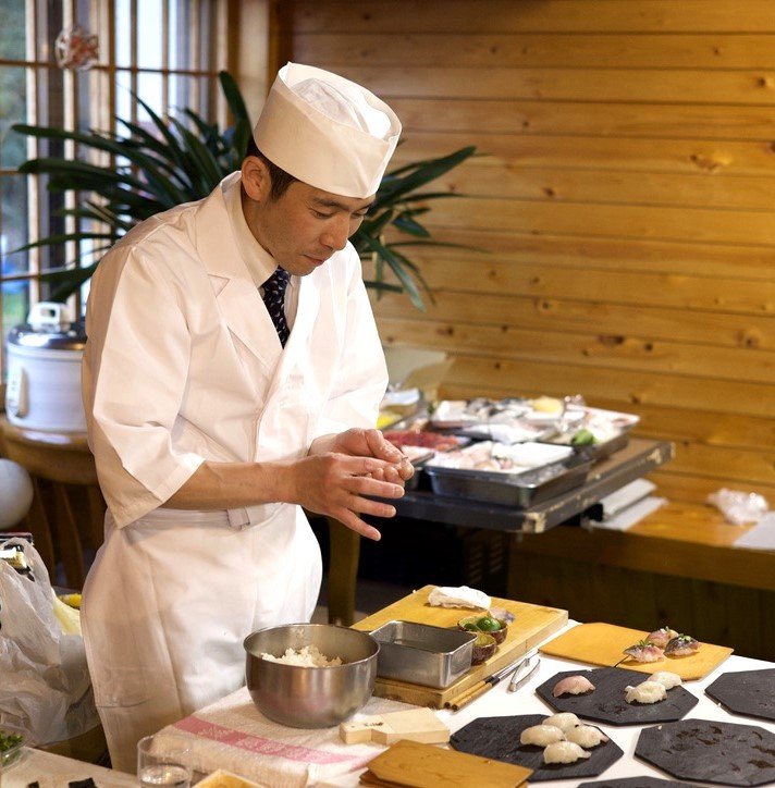 ＼シェフを招くスペシャルイベント🍴／
幸の湯にすし職人がやってきた♪

5月4日に開催された、幸の湯イベント。
毎回、シェフを招くイベントは、満足度がとっても高いんです

今回は、品川の高級老舗寿司店の寿司職人をお招きし
美味しいお寿司を堪能🍣しました！

目の前で職人さんがお寿司を作る様子はみんな興味津々。
新鮮で豪華なネタを握りや軍艦などで提供いただきました。
見てるだけでも感動です✨
お味はもちろん、とってもおいしかったです🥰

GW中で告知もギリギリとなってしまって、
「いきたかっ