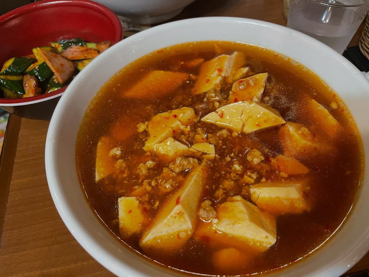 🍜【1日だけの奇跡のラーメン】
渋温泉で、かつて地元に愛された「米龍」の
&ldquo;トーフラーメン&rdquo;が今年も復活しました‼️

しょうゆベースのスープに、豆腐とピリ辛のひき肉、
そしてガツンと効いたにんにく&hellip;
一口で「帰ってきた」と思える味で、

その味をもう一度食べたいという声に応えて、
地元の旅館組合の方々が毎年再現し続けているそう。
今日はその6回目。

「味は記憶に宿る」とはよく言うけれど、
あの一杯には人の思いがたっぷり詰まっていました☺️

🚗幸の湯