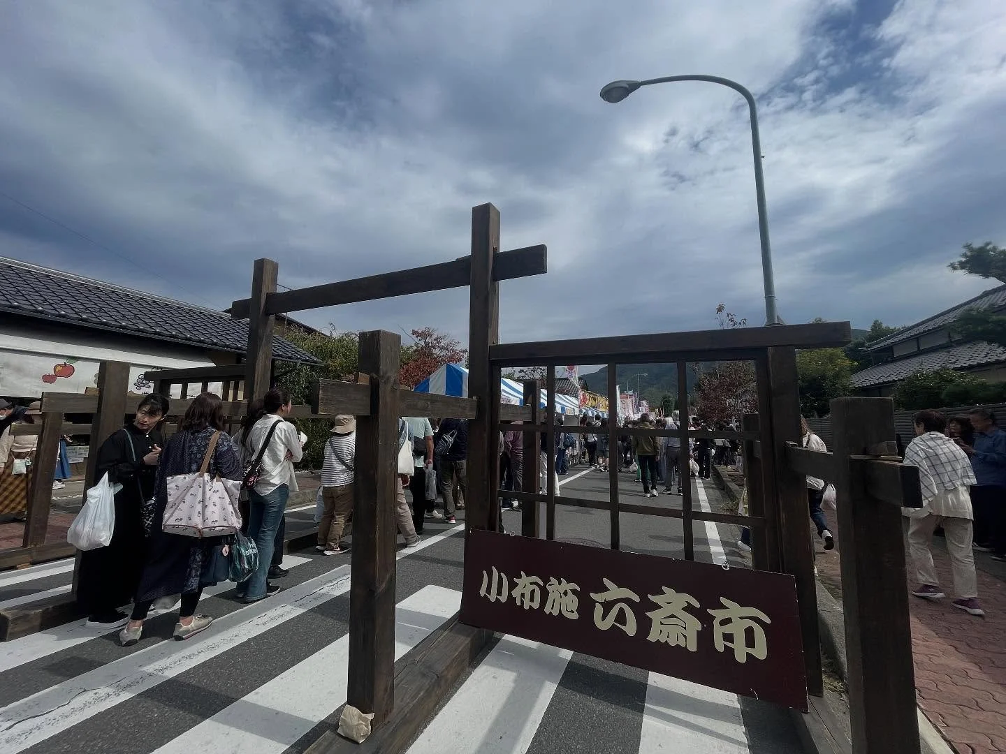 🌰小布施六斎市
2025年10月18日・19日開催
会場：町営森の駐車場周辺＆大日通り）

秋真っ盛りの 小布施町、栗・りんご・ぶどうなど旬の味覚がズラリ。 ￼
そしてなんと &ldquo;はたらく車大集合‼&rdquo; のイベントで、
あの ミニあずさ の乗車体験までできちゃいました！
制服試着コーナーや車両展示もあり、子どもも大人もワクワク🤩￼

ステージでは地元の団体が歌やダンスを披露していて、
会場は賑やかであったかい雰囲気でした。

お買い物も楽しみつつ、秋の味覚を堪能して、たっ
